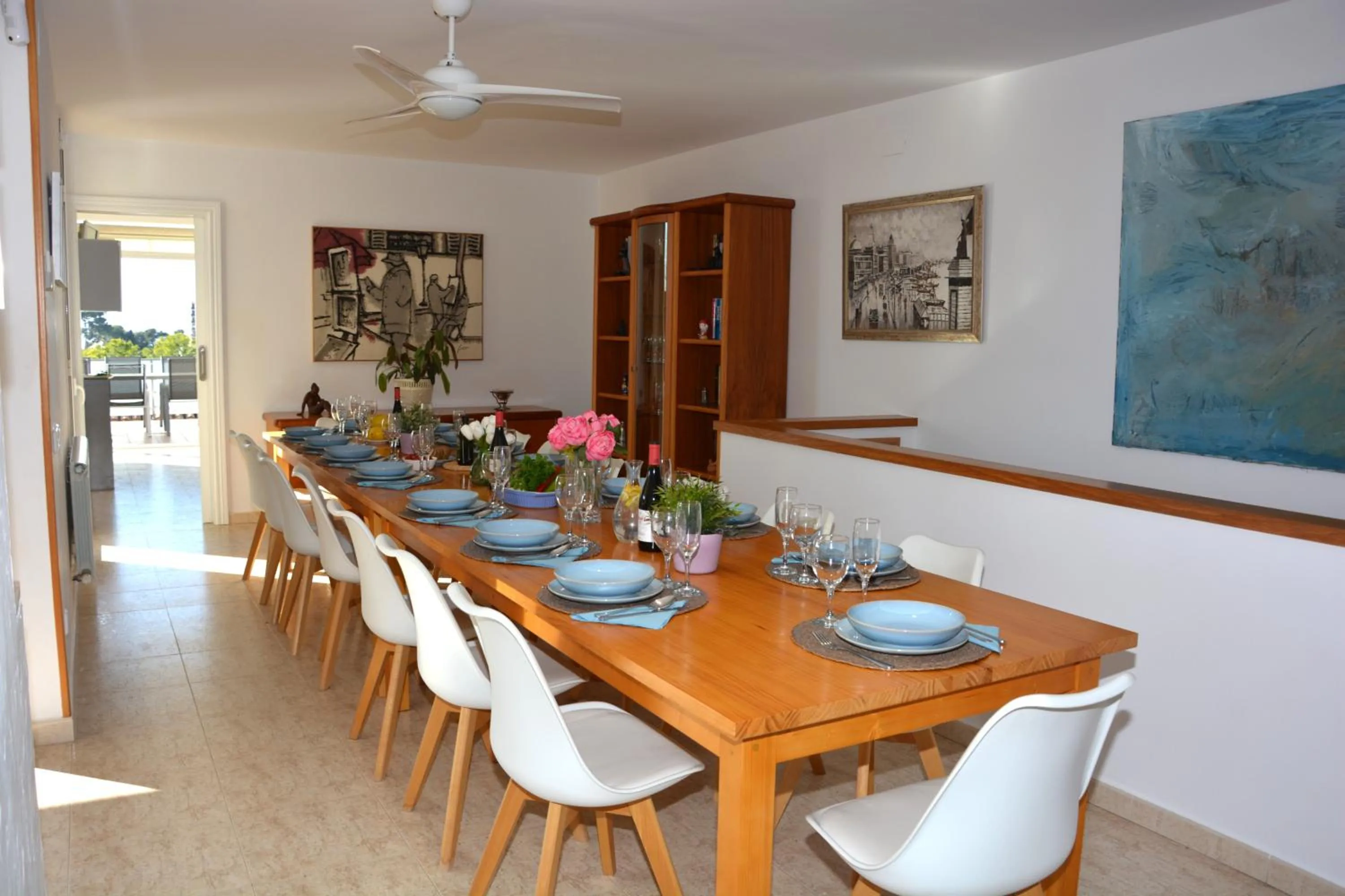 Villa Med A 2 kilometros andando de la playa, del puerto de Aguadoç y a 4 del centro de Sitges Muy Soleada todo el dia Capacidad superior a 16 personas NO REQUIERE COCHE