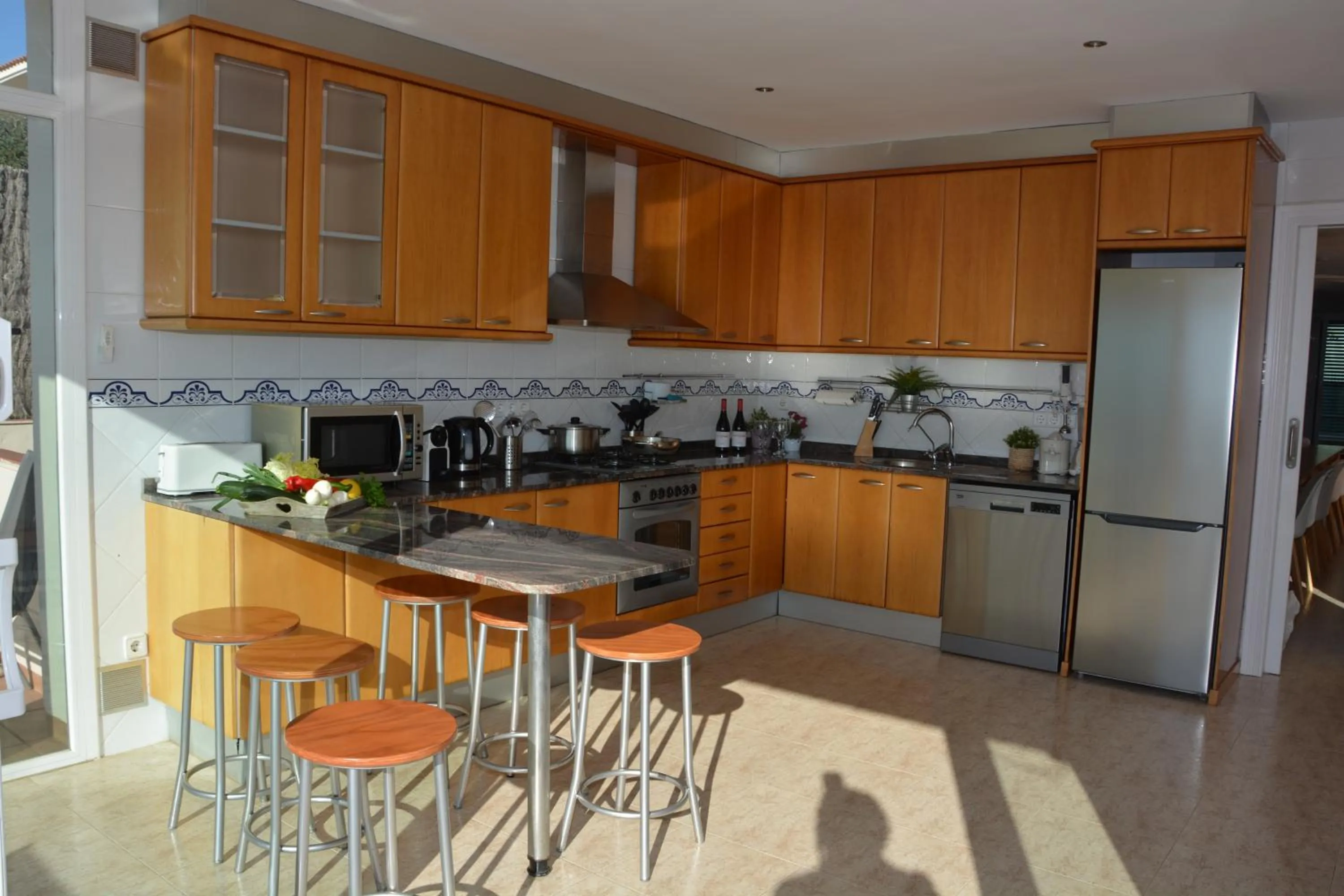 Villa Med A 2 kilometros andando de la playa, del puerto de Aguadoç y a 4 del centro de Sitges Muy Soleada todo el dia Capacidad superior a 16 personas NO REQUIERE COCHE