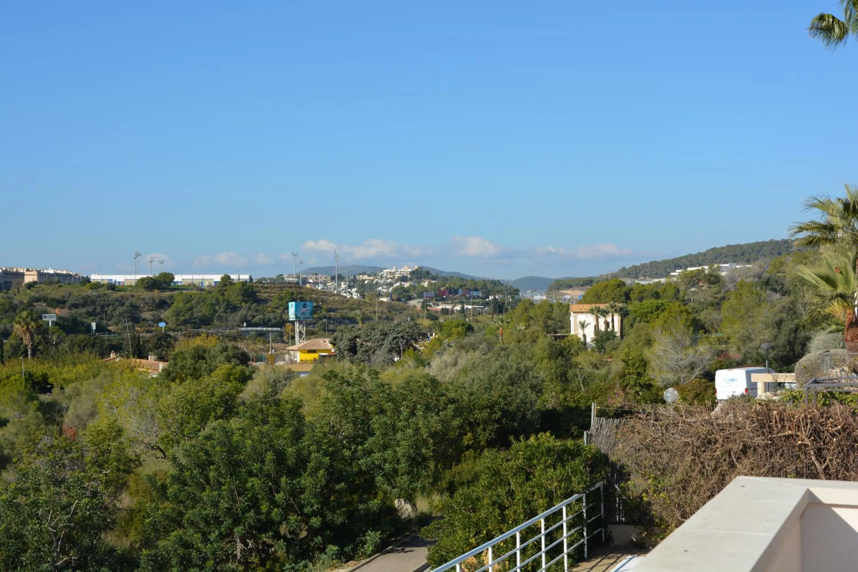 Villa Med A 2 kilometros andando de la playa, del puerto de Aguadoç y a 4 del centro de Sitges Muy Soleada todo el dia Capacidad superior a 16 personas NO REQUIERE COCHE