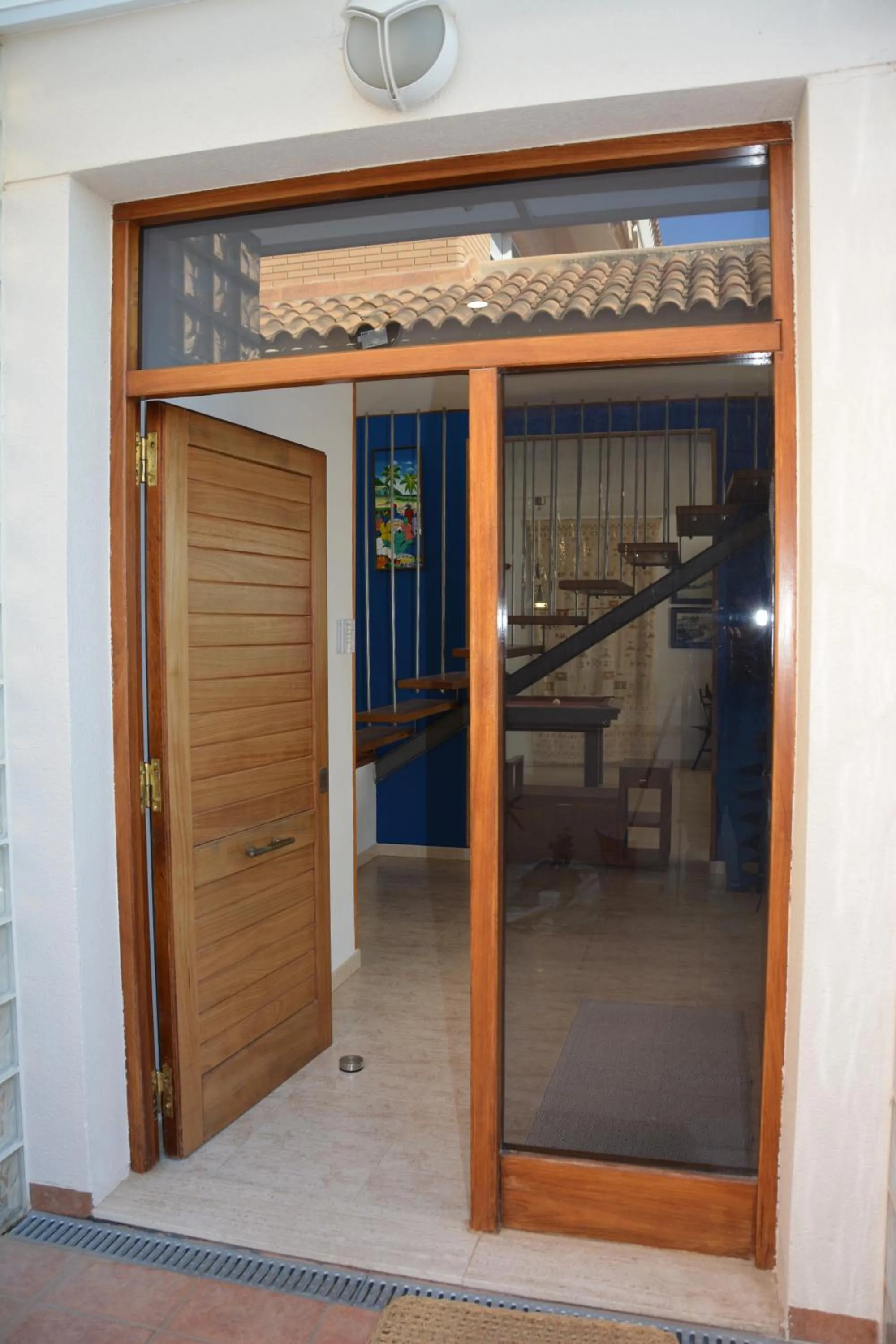 Villa Med A 2 kilometros andando de la playa, del puerto de Aguadoç y a 4 del centro de Sitges Muy Soleada todo el dia Capacidad superior a 16 personas NO REQUIERE COCHE