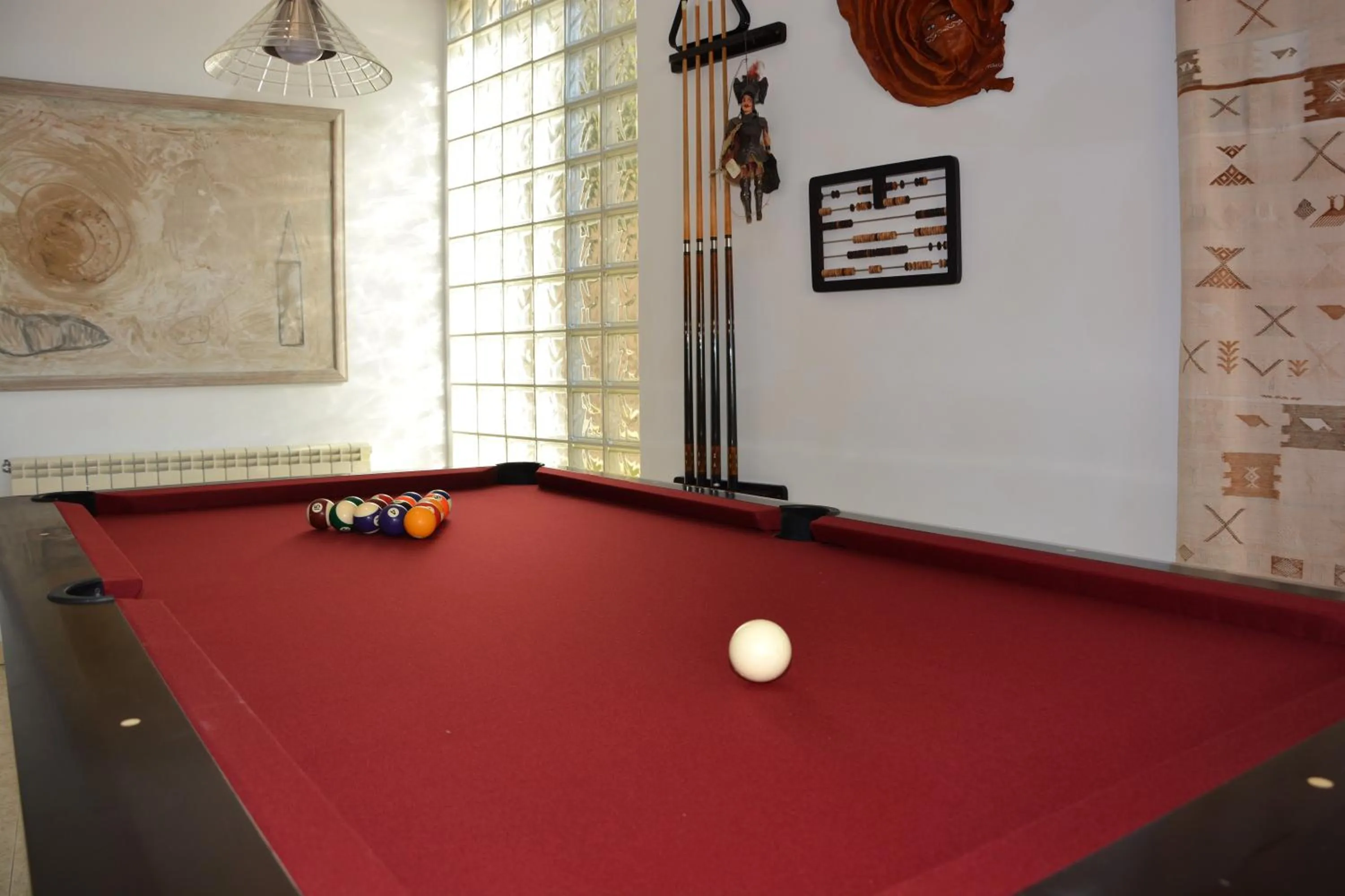 Villa Med A 2 kilometros andando de la playa, del puerto de Aguadoç y a 4 del centro de Sitges Muy Soleada todo el dia Capacidad superior a 16 personas NO REQUIERE COCHE