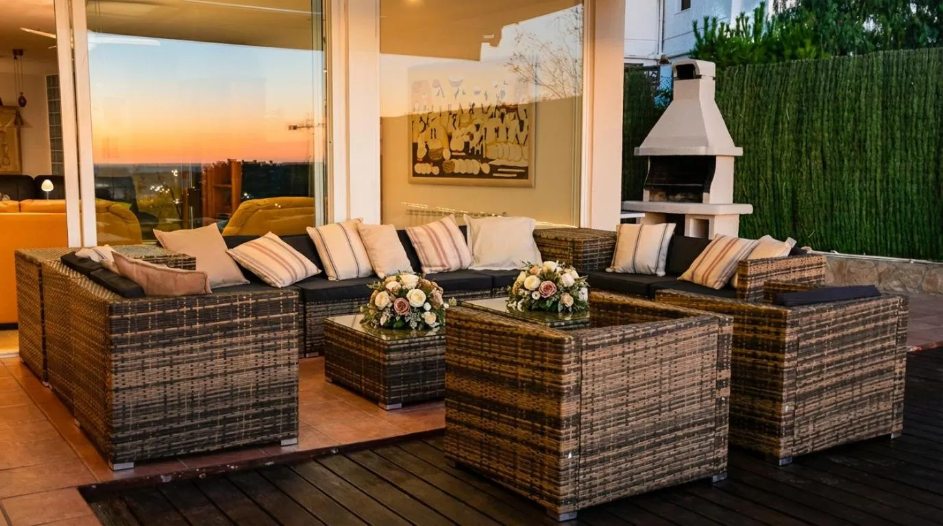 Villa Med A 2 kilometros andando de la playa, del puerto de Aguadoç y a 4 del centro de Sitges Muy Soleada todo el dia Capacidad superior a 16 personas NO REQUIERE COCHE