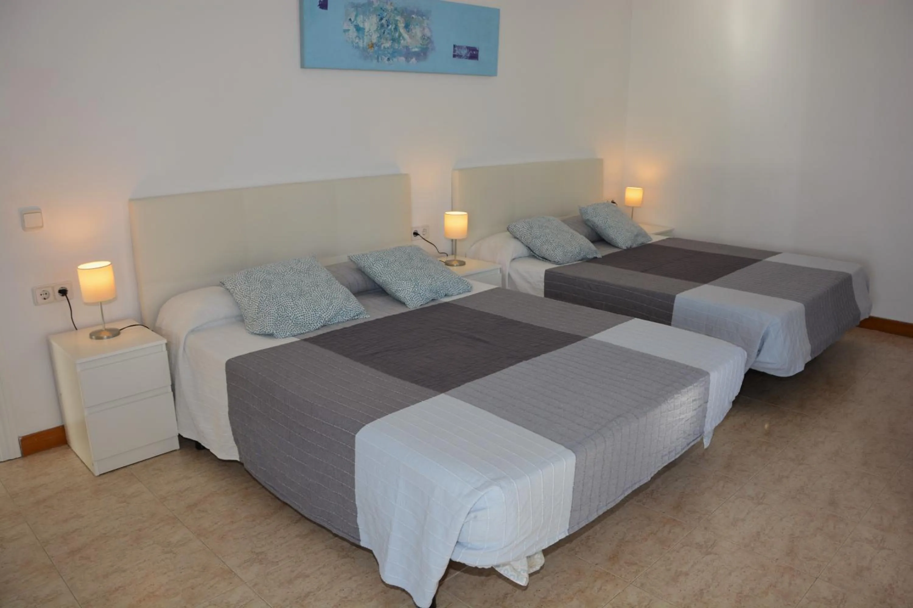 Bed in Villa Med A 2 kilometros andando de la playa, del puerto de Aguadoç y a 4 del centro de Sitges Muy Soleada todo el dia Capacidad superior a 16 personas NO REQUIERE COCHE