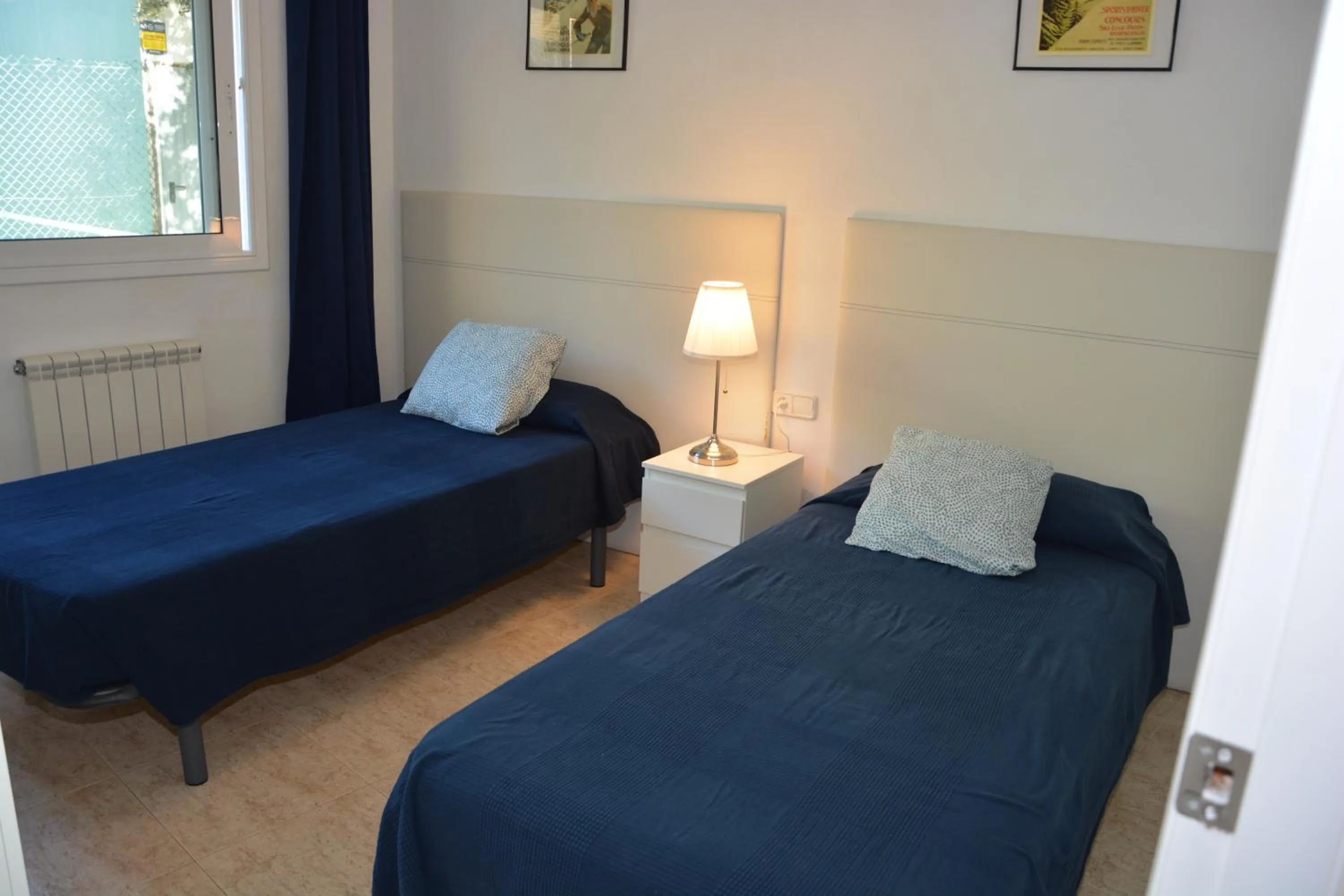 Bed in Villa Med A 2 kilometros andando de la playa, del puerto de Aguadoç y a 4 del centro de Sitges Muy Soleada todo el dia Capacidad superior a 16 personas NO REQUIERE COCHE