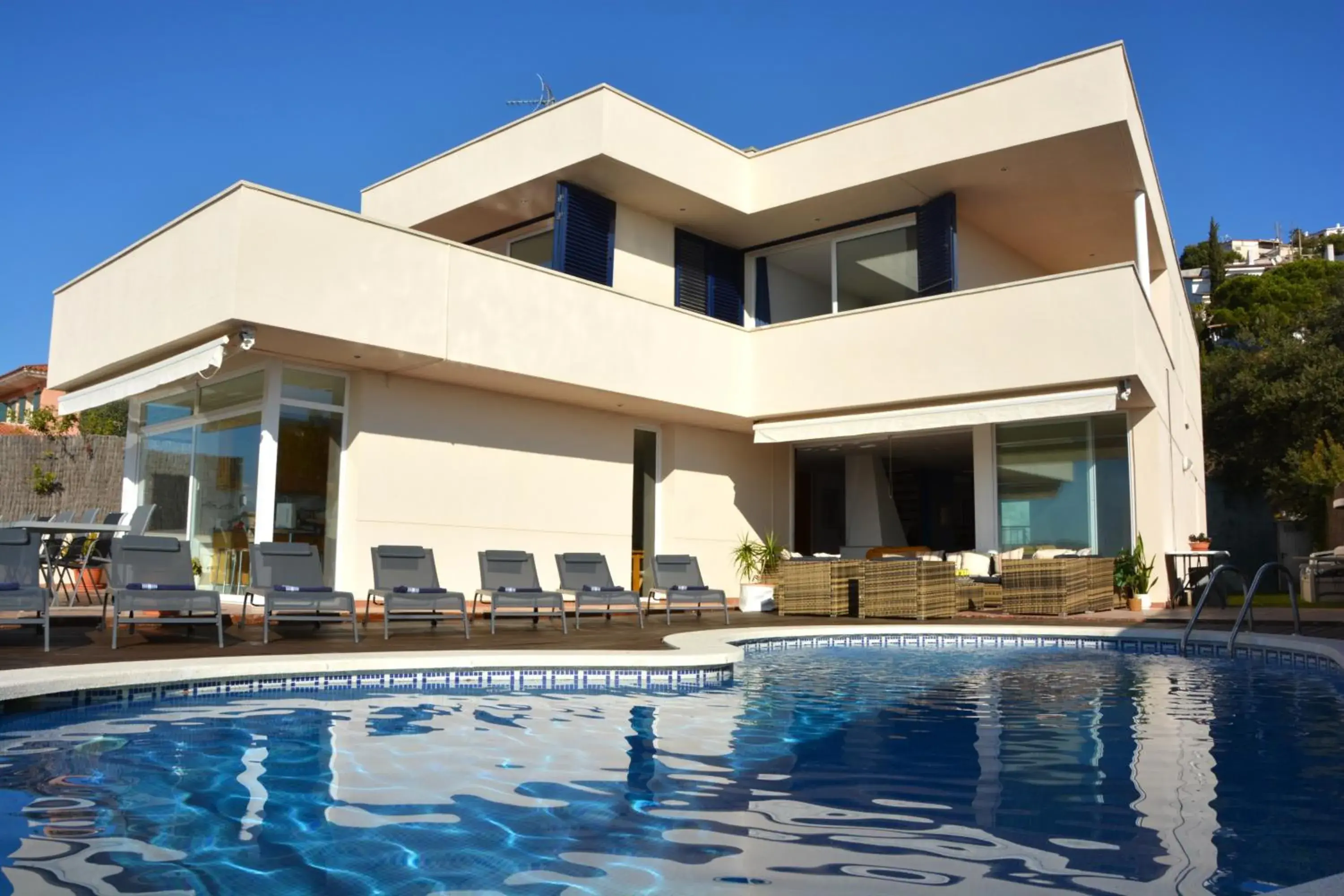 Villa Med A 2 kilometros andando de la playa, del puerto de Aguadoç y a 4 del centro de Sitges Muy Soleada todo el dia Capacidad superior a 16 personas NO REQUIERE COCHE Villa Med A 2 kilometros andando de la playa, del puerto de Aguadoç y a 4 del centro de Sitges Muy Soleada todo el dia Capacidad superior a 16 personas NO REQUIERE COCHE