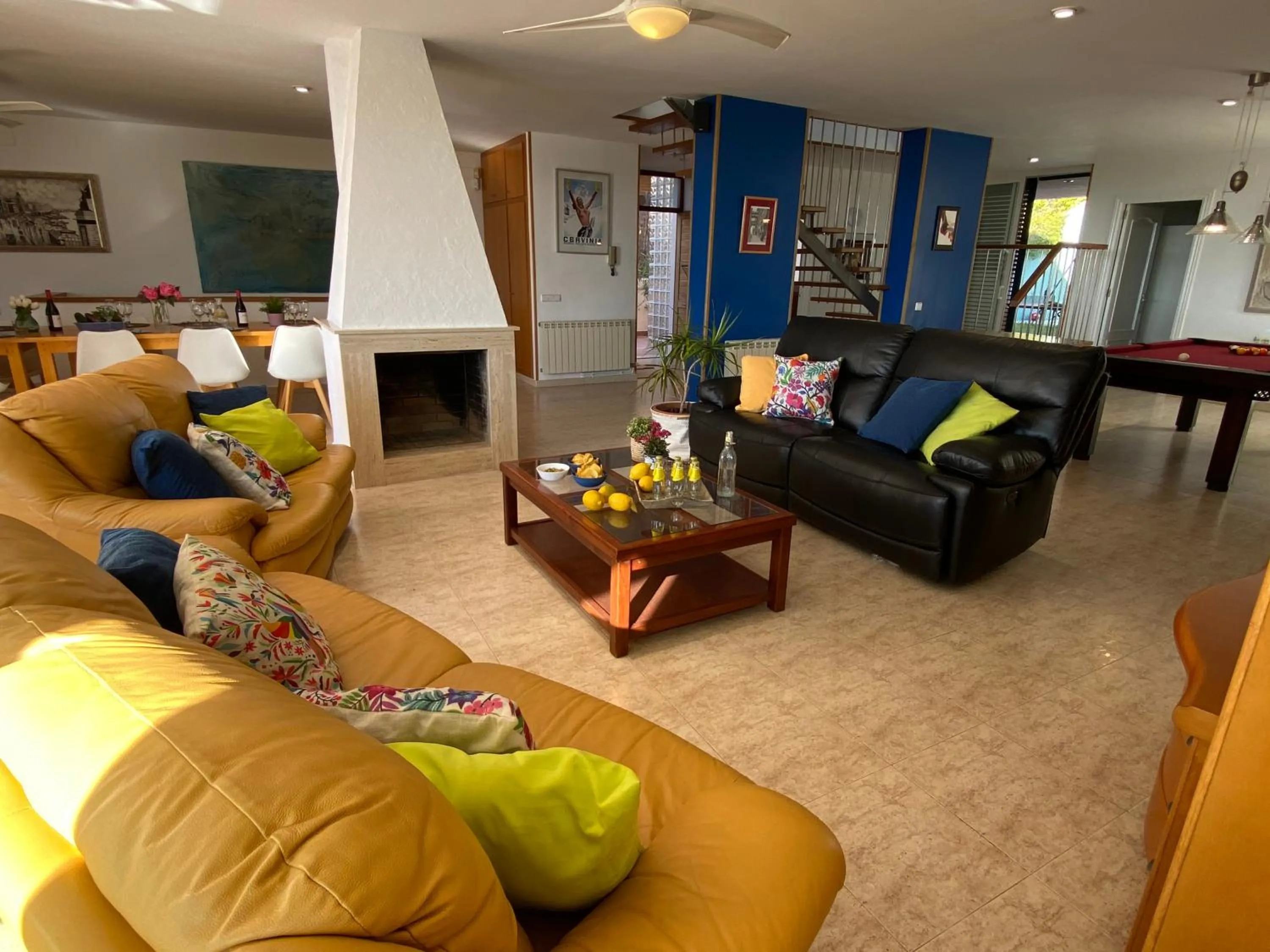 Villa Med A 2 kilometros andando de la playa, del puerto de Aguadoç y a 4 del centro de Sitges Muy Soleada todo el dia Capacidad superior a 16 personas NO REQUIERE COCHE