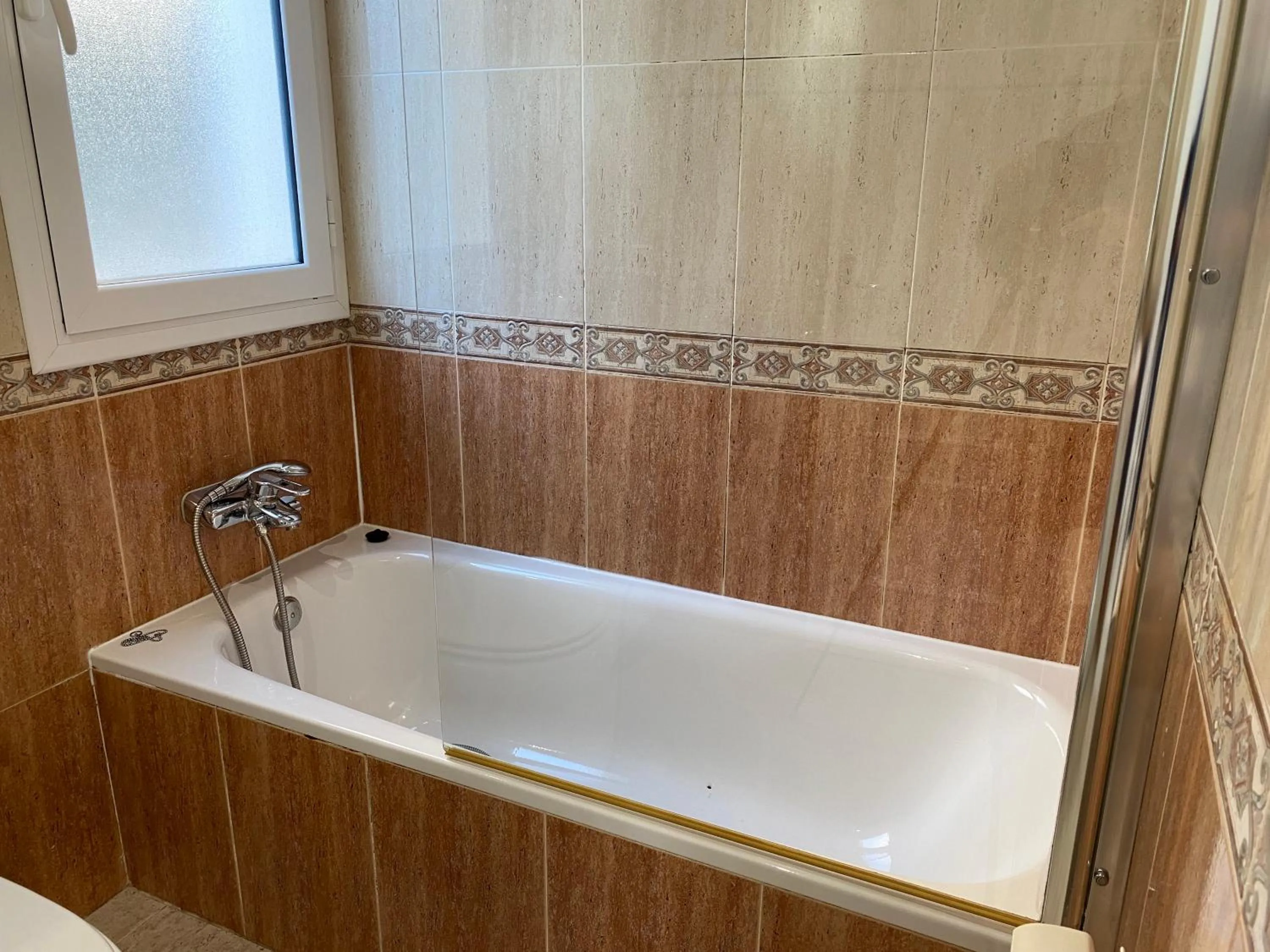 Villa Med A 2 kilometros andando de la playa, del puerto de Aguadoç y a 4 del centro de Sitges Muy Soleada todo el dia Capacidad superior a 16 personas NO REQUIERE COCHE