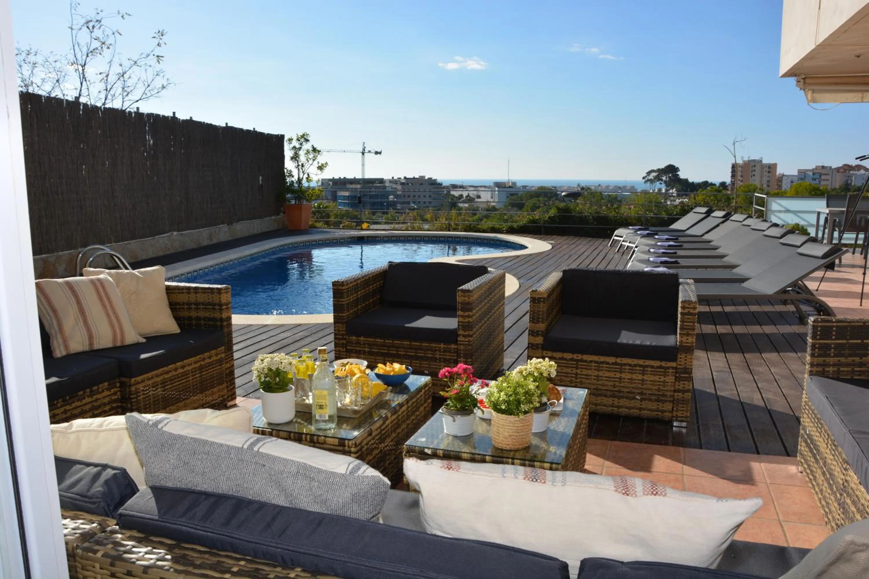 Villa Med A 2 kilometros andando de la playa, del puerto de Aguadoç y a 4 del centro de Sitges Muy Soleada todo el dia Capacidad superior a 16 personas NO REQUIERE COCHE