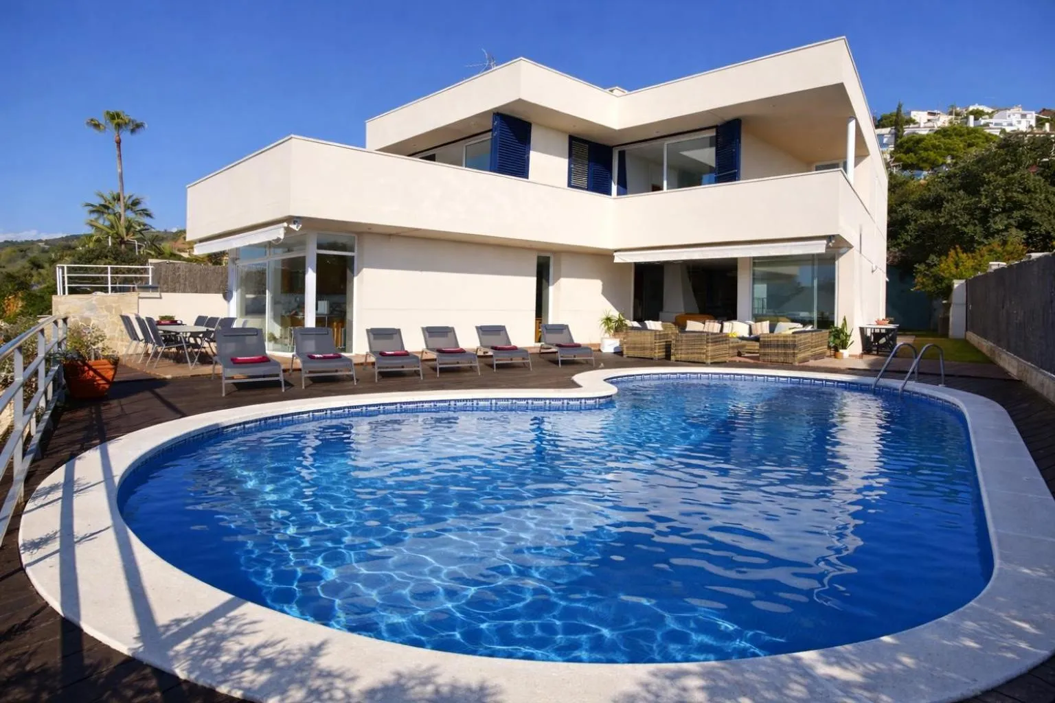 Villa Med A 2 kilometros andando de la playa, del puerto de Aguadoç y a 4 del centro de Sitges Muy Soleada todo el dia Capacidad superior a 16 personas NO REQUIERE COCHE