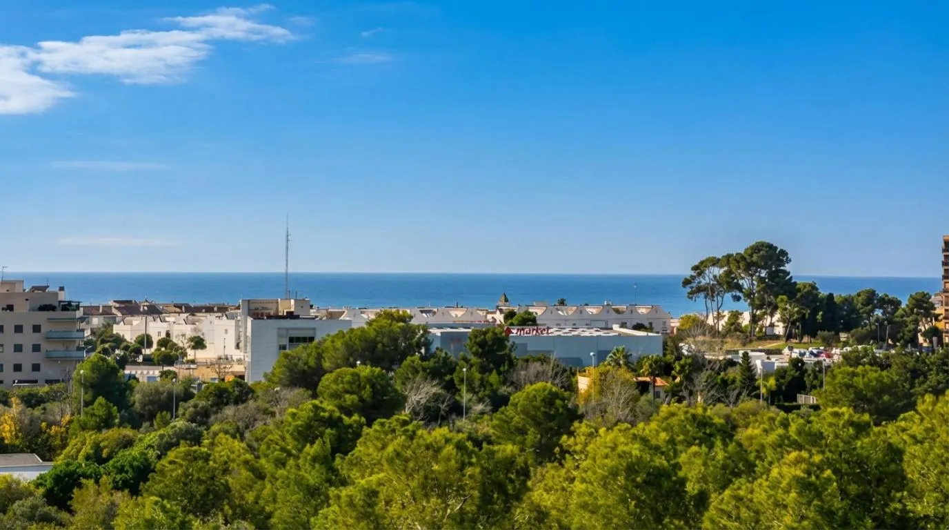 Villa Med A 2 kilometros andando de la playa, del puerto de Aguadoç y a 4 del centro de Sitges Muy Soleada todo el dia Capacidad superior a 16 personas NO REQUIERE COCHE