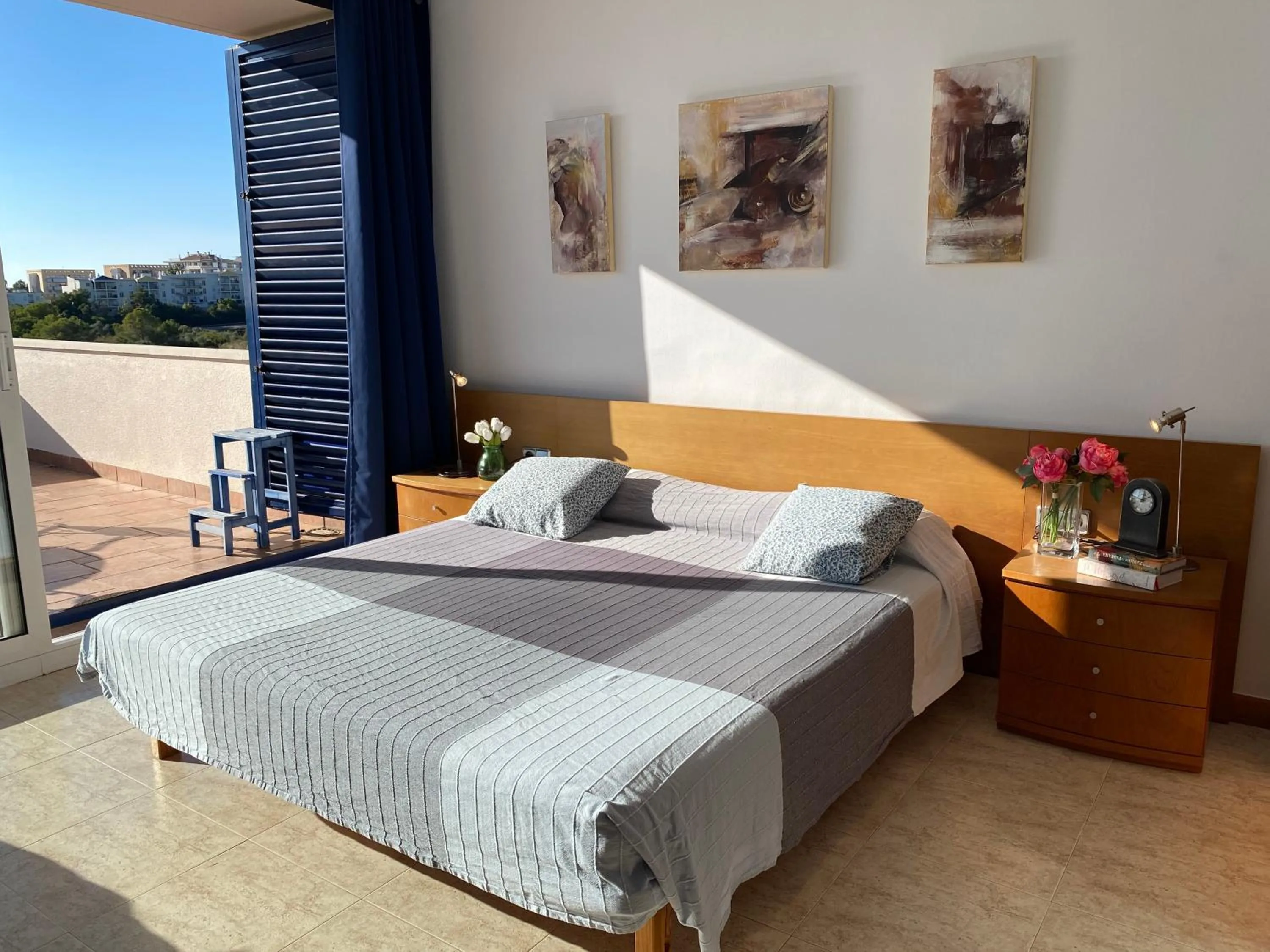 Bed in Villa Med A 2 kilometros andando de la playa, del puerto de Aguadoç y a 4 del centro de Sitges Muy Soleada todo el dia Capacidad superior a 16 personas NO REQUIERE COCHE