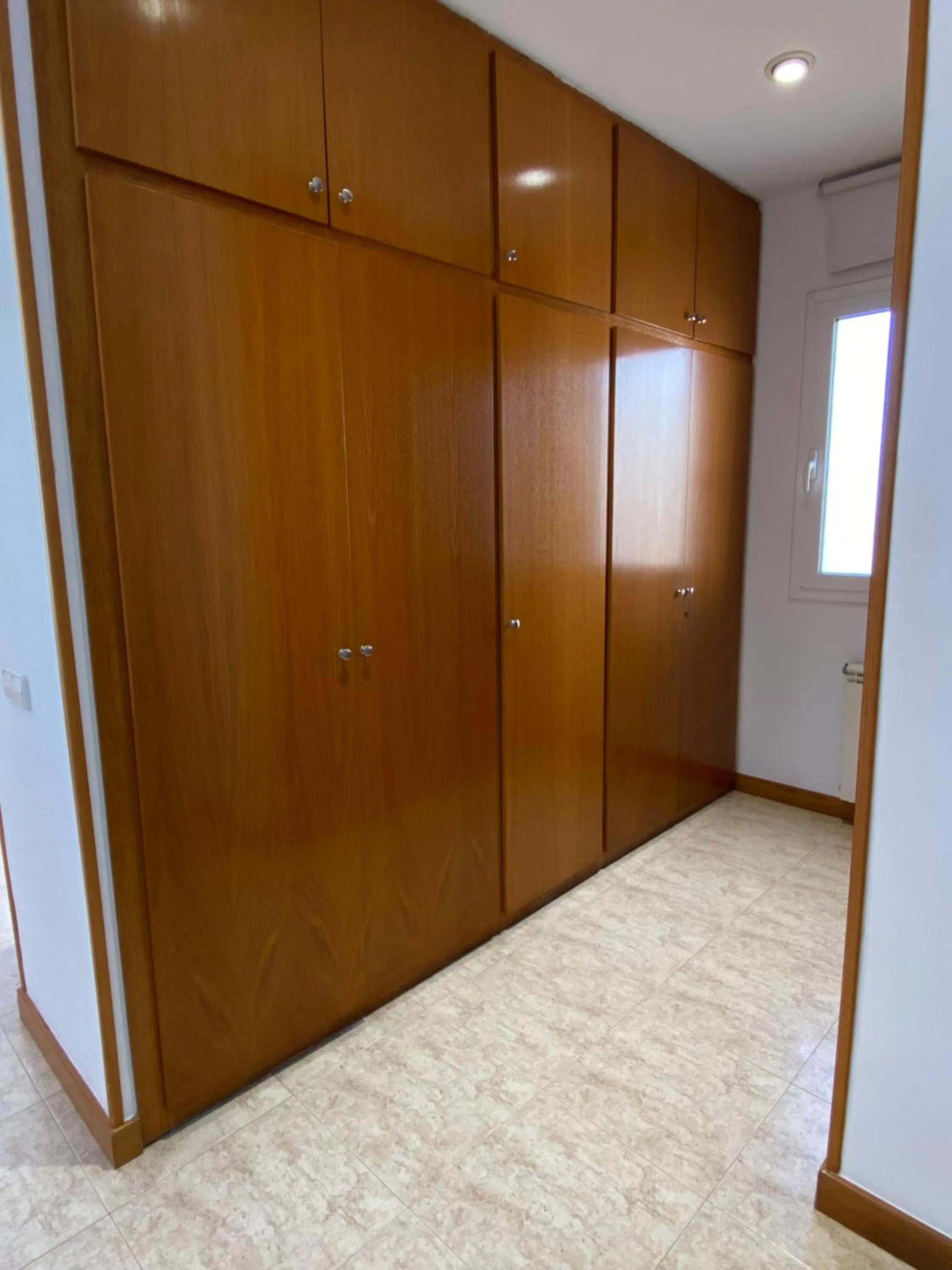 Villa Med A 2 kilometros andando de la playa, del puerto de Aguadoç y a 4 del centro de Sitges Muy Soleada todo el dia Capacidad superior a 16 personas NO REQUIERE COCHE