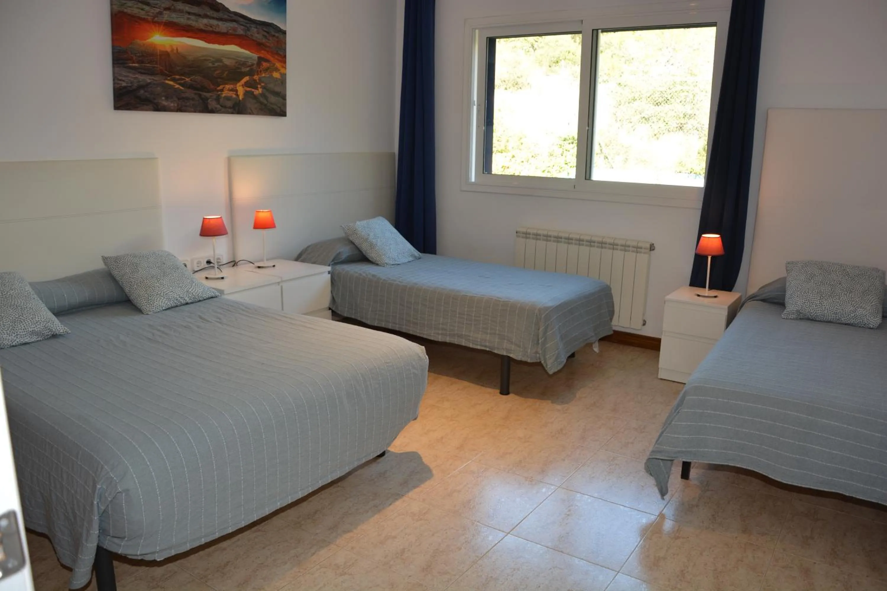 Bed in Villa Med A 2 kilometros andando de la playa, del puerto de Aguadoç y a 4 del centro de Sitges Muy Soleada todo el dia Capacidad superior a 16 personas NO REQUIERE COCHE