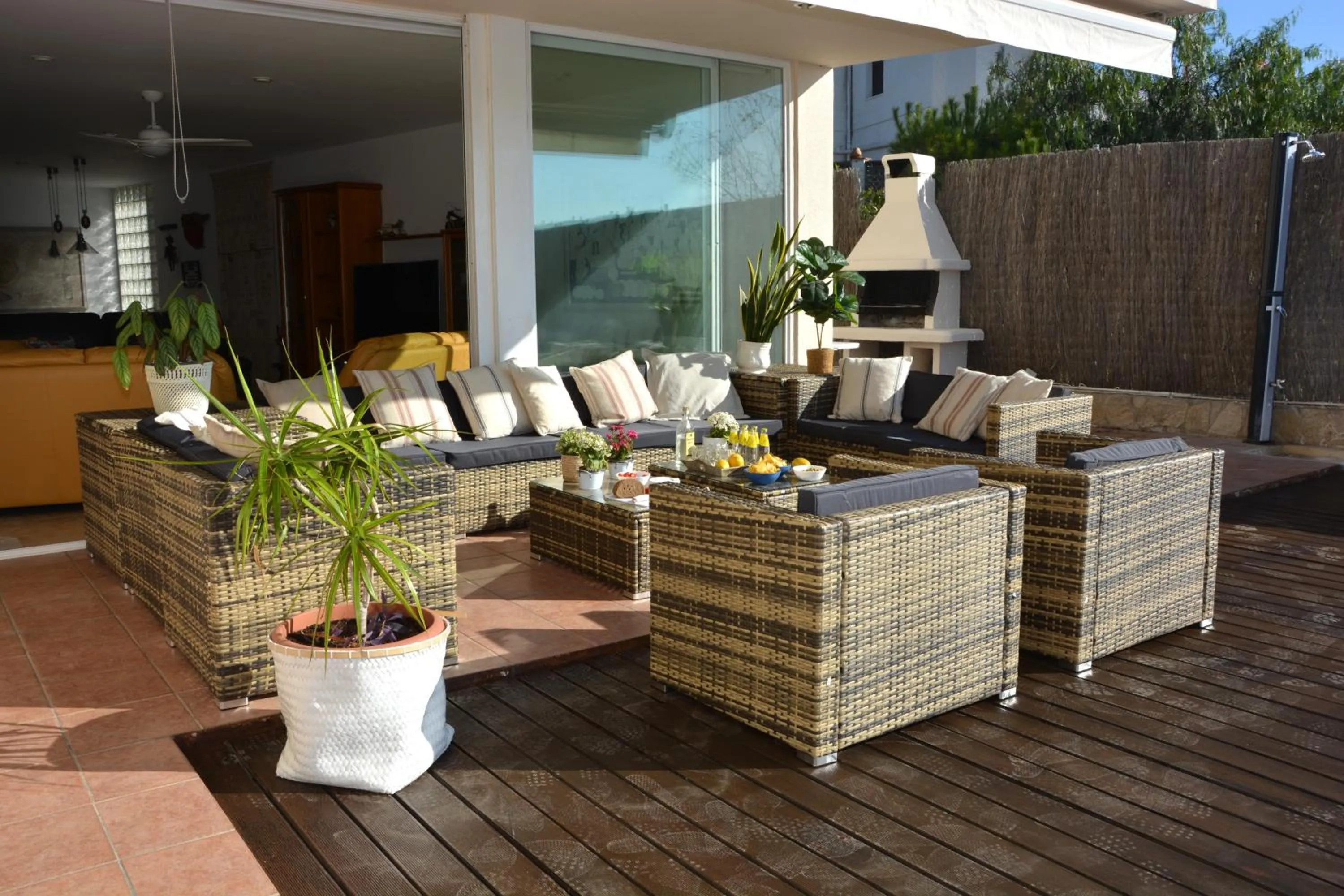 Villa Med A 2 kilometros andando de la playa, del puerto de Aguadoç y a 4 del centro de Sitges Muy Soleada todo el dia Capacidad superior a 16 personas NO REQUIERE COCHE