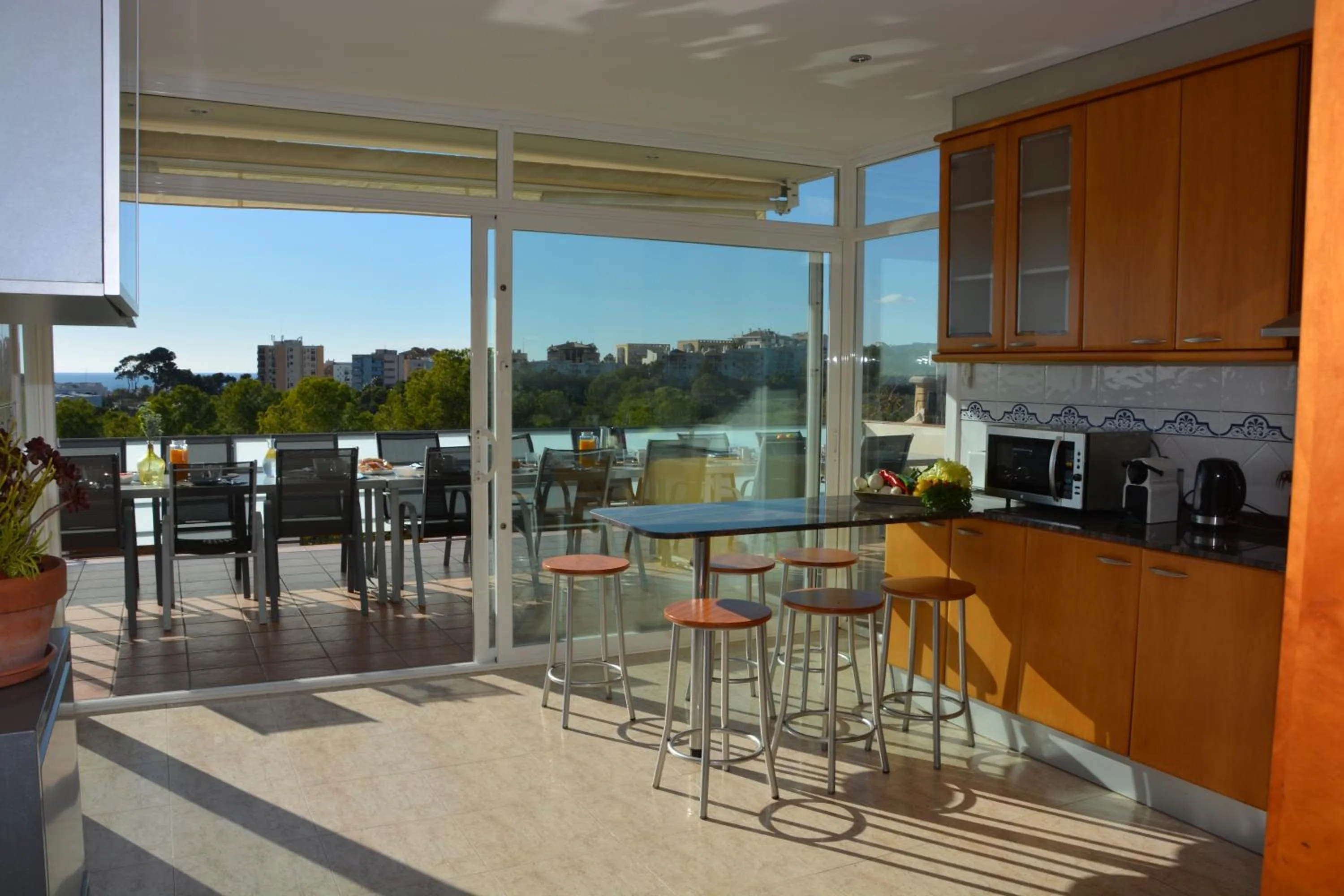 Villa Med A 2 kilometros andando de la playa, del puerto de Aguadoç y a 4 del centro de Sitges Muy Soleada todo el dia Capacidad superior a 16 personas NO REQUIERE COCHE