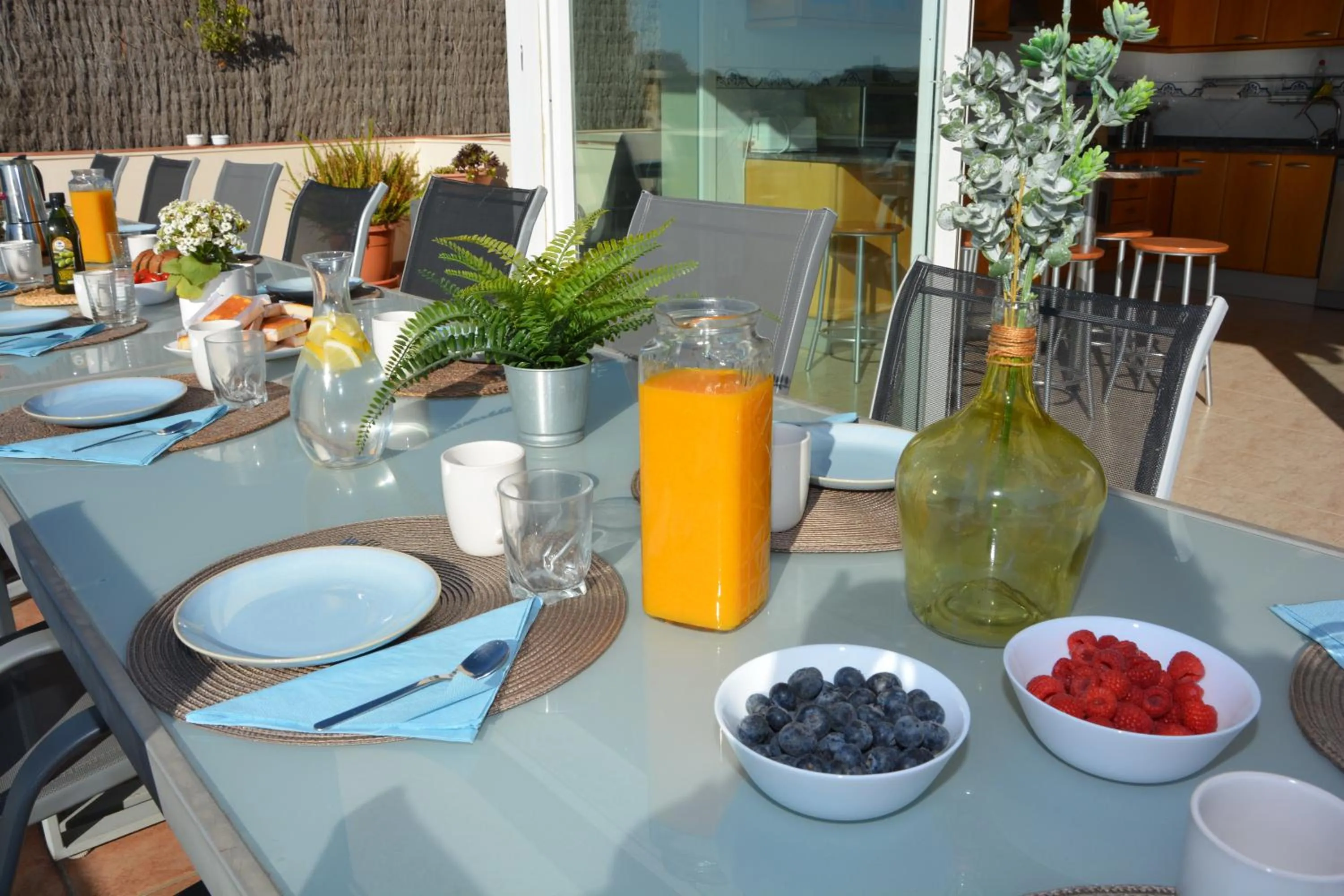 Villa Med A 2 kilometros andando de la playa, del puerto de Aguadoç y a 4 del centro de Sitges Muy Soleada todo el dia Capacidad superior a 16 personas NO REQUIERE COCHE