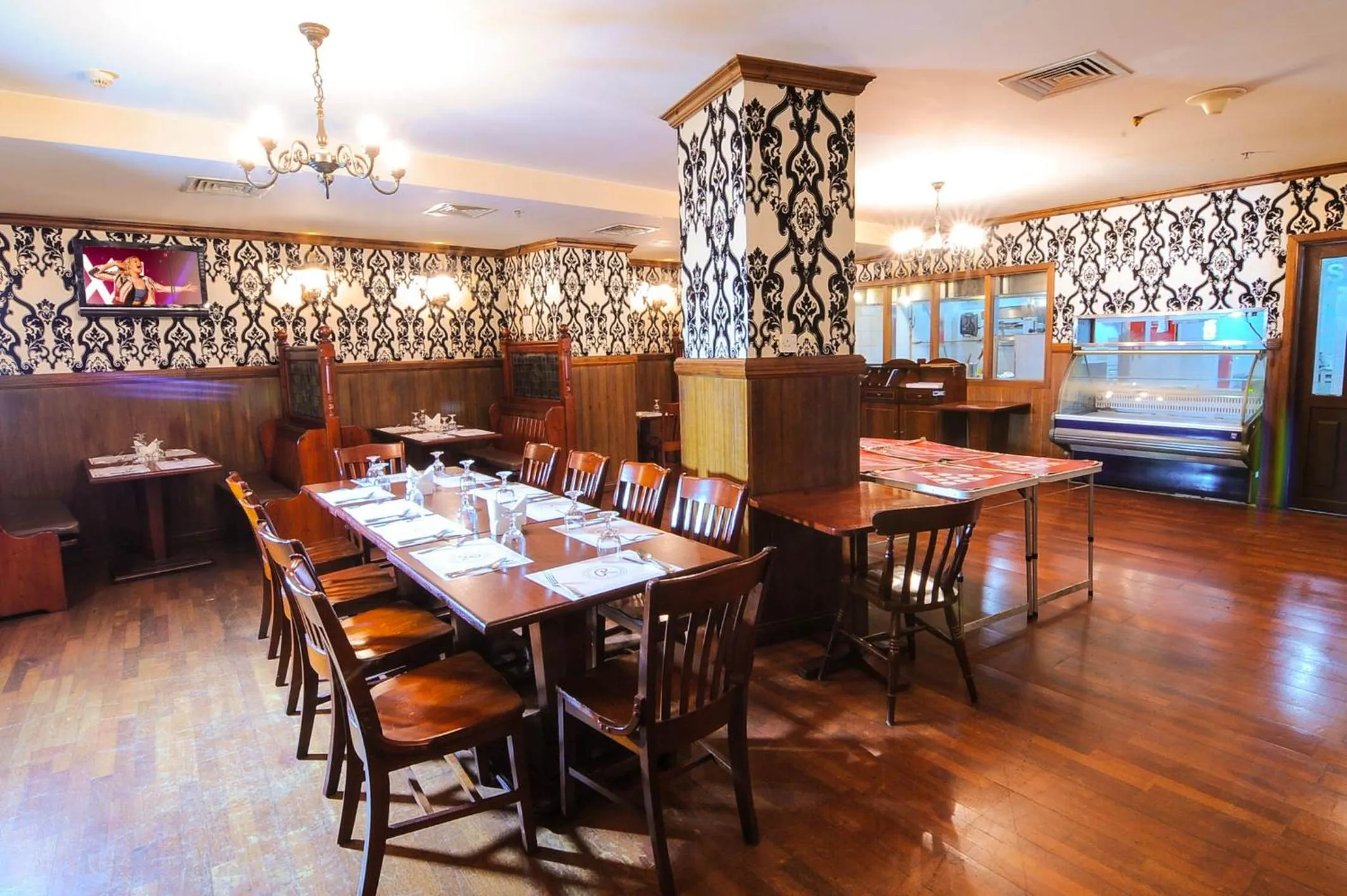 Restaurant/places to eat in Ramee California Hotel