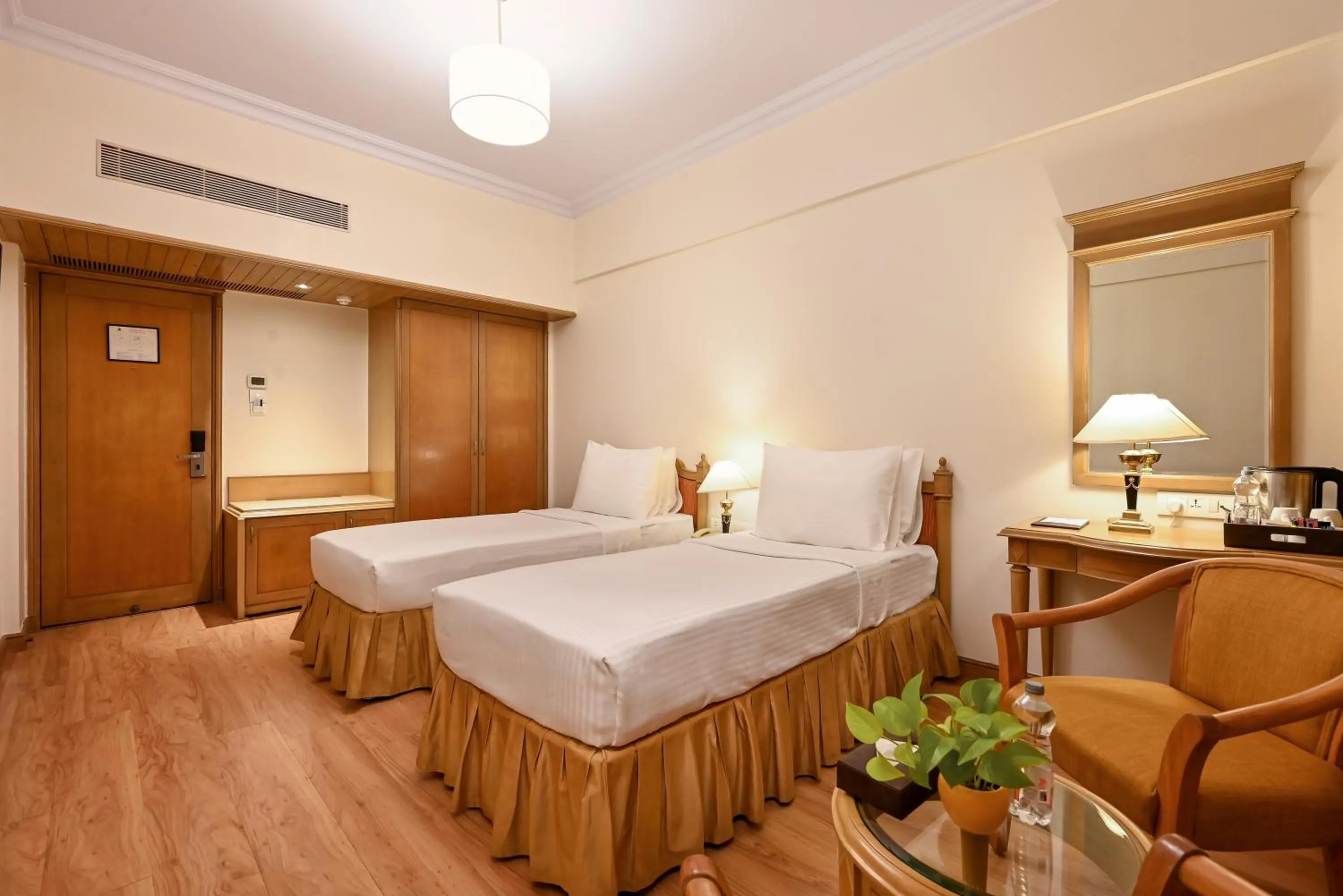 Photo of the whole room, Bed in Fariyas Hotel Mumbai , Colaba