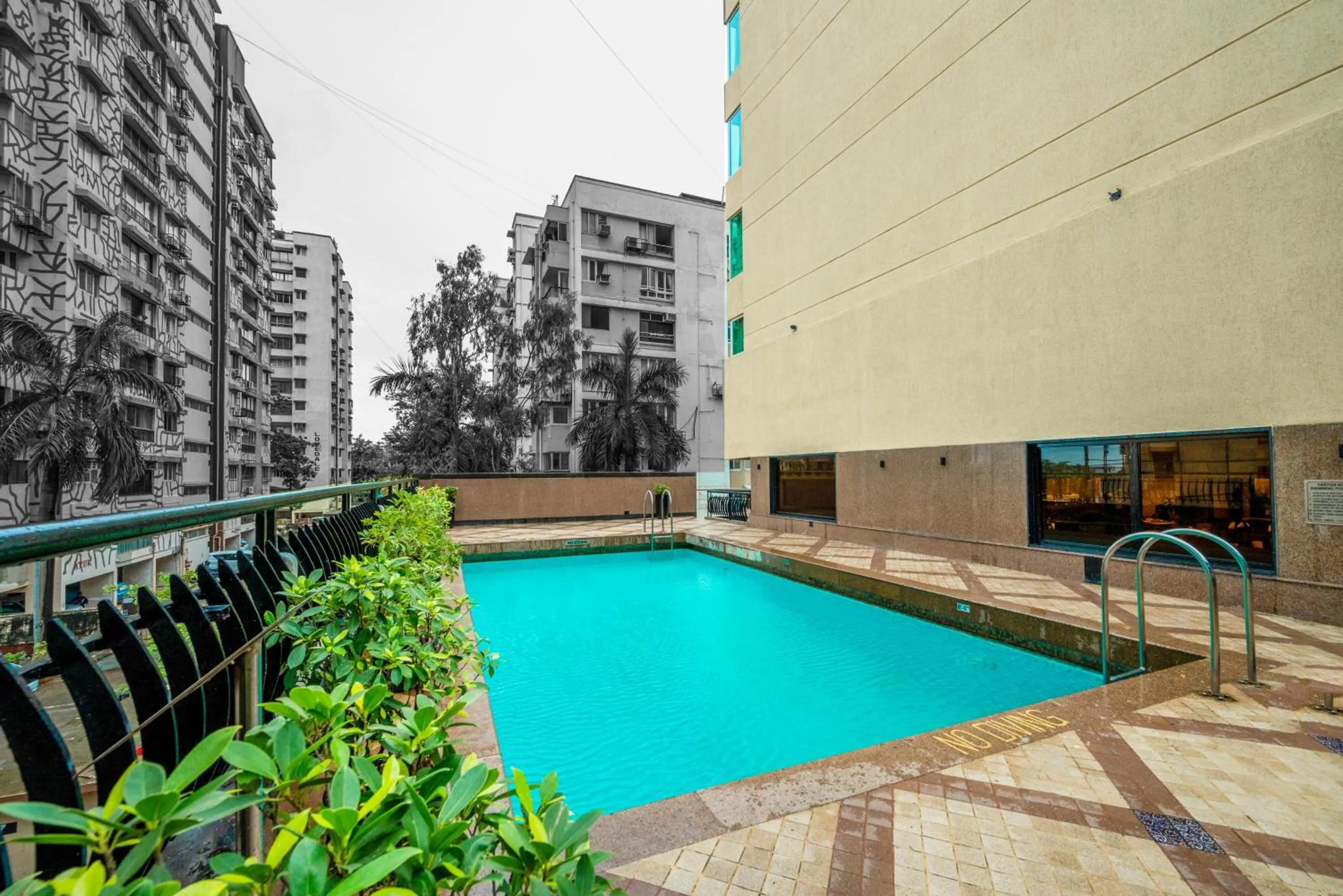 Swimming pool in Fariyas Hotel Mumbai , Colaba