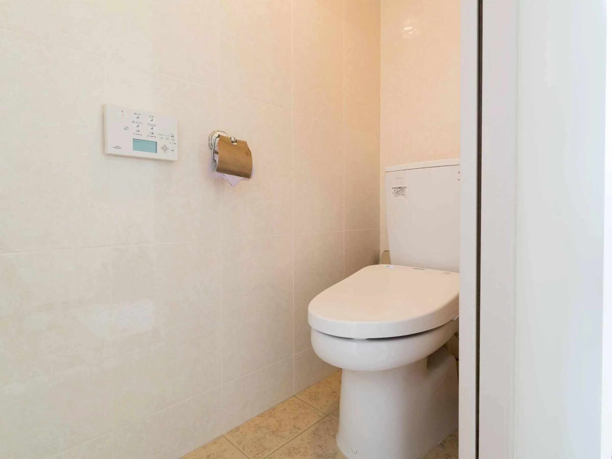 Toilet in Auberge Bonne Chere Raout