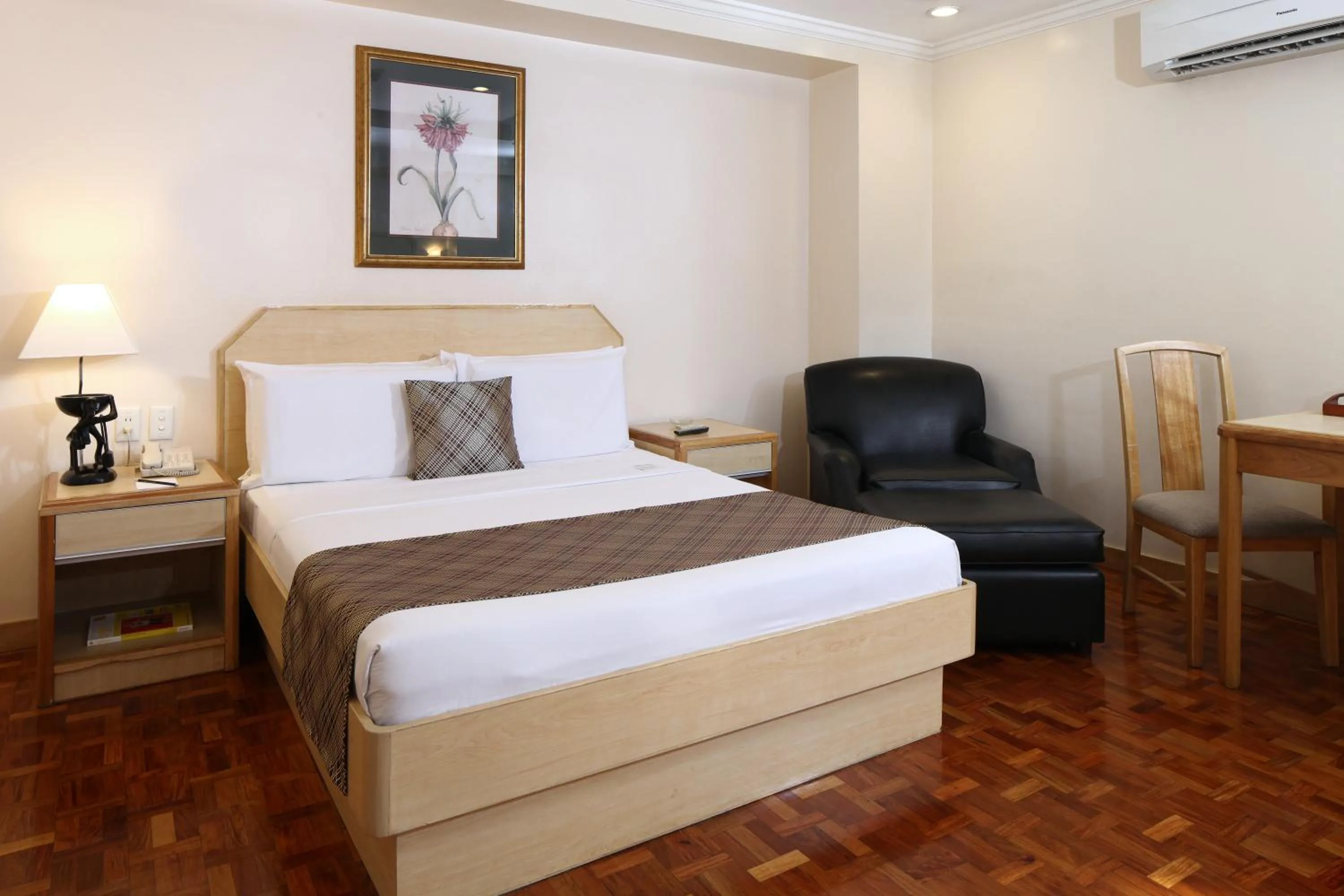 Bedroom, Bed in Manila Lotus Hotel