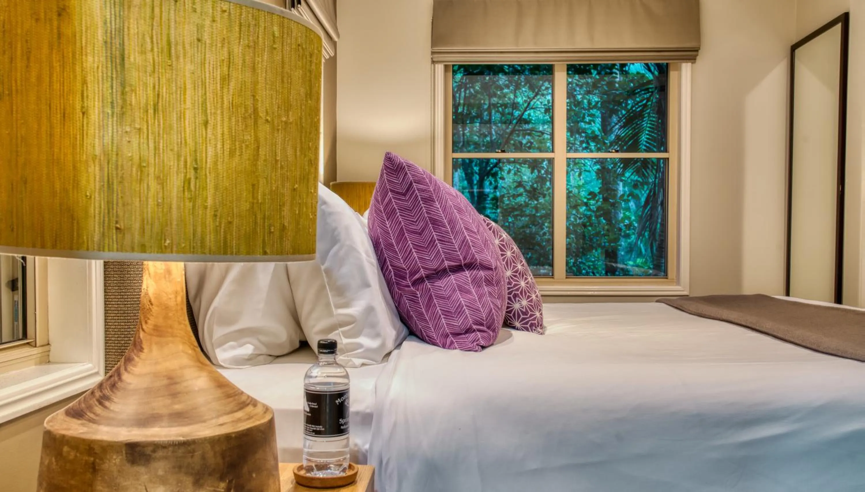 Bed in Narrows Escape Rainforest Retreat