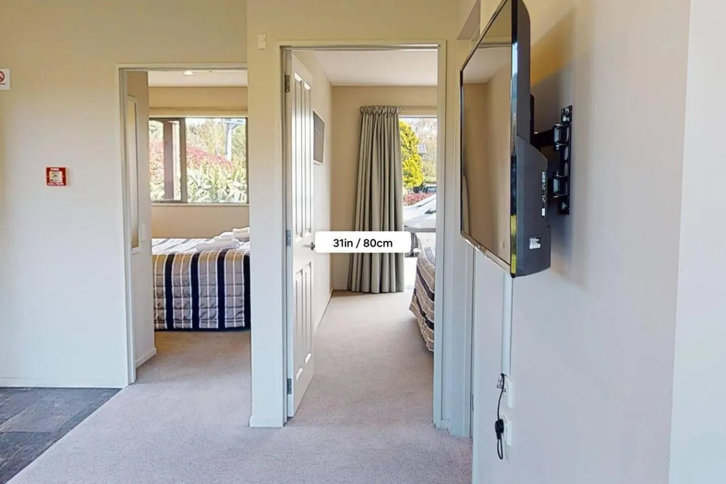 Living room, Bed in Hanmer Apartments
