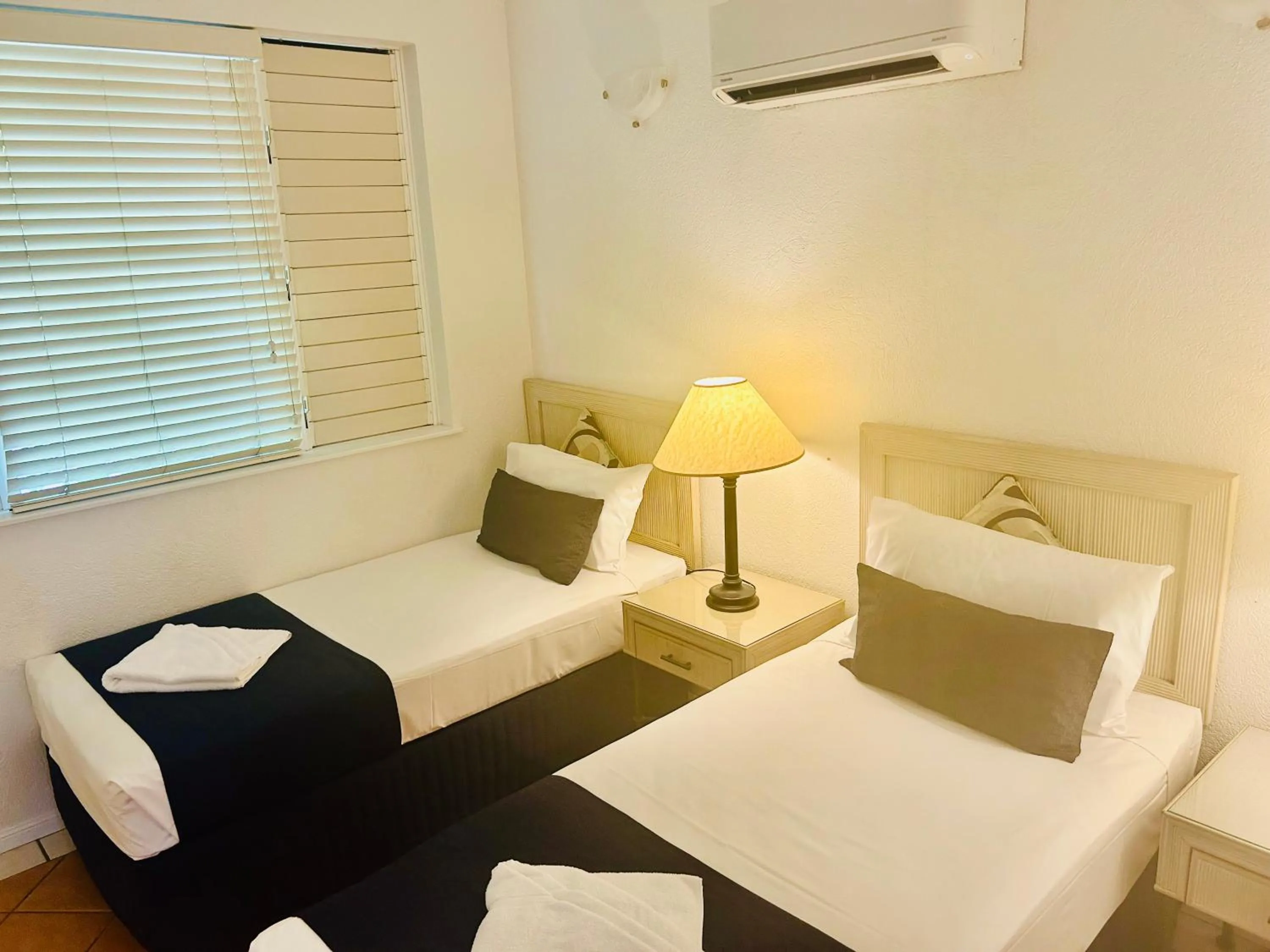 Bed in Palm Cove Tropic Apartments