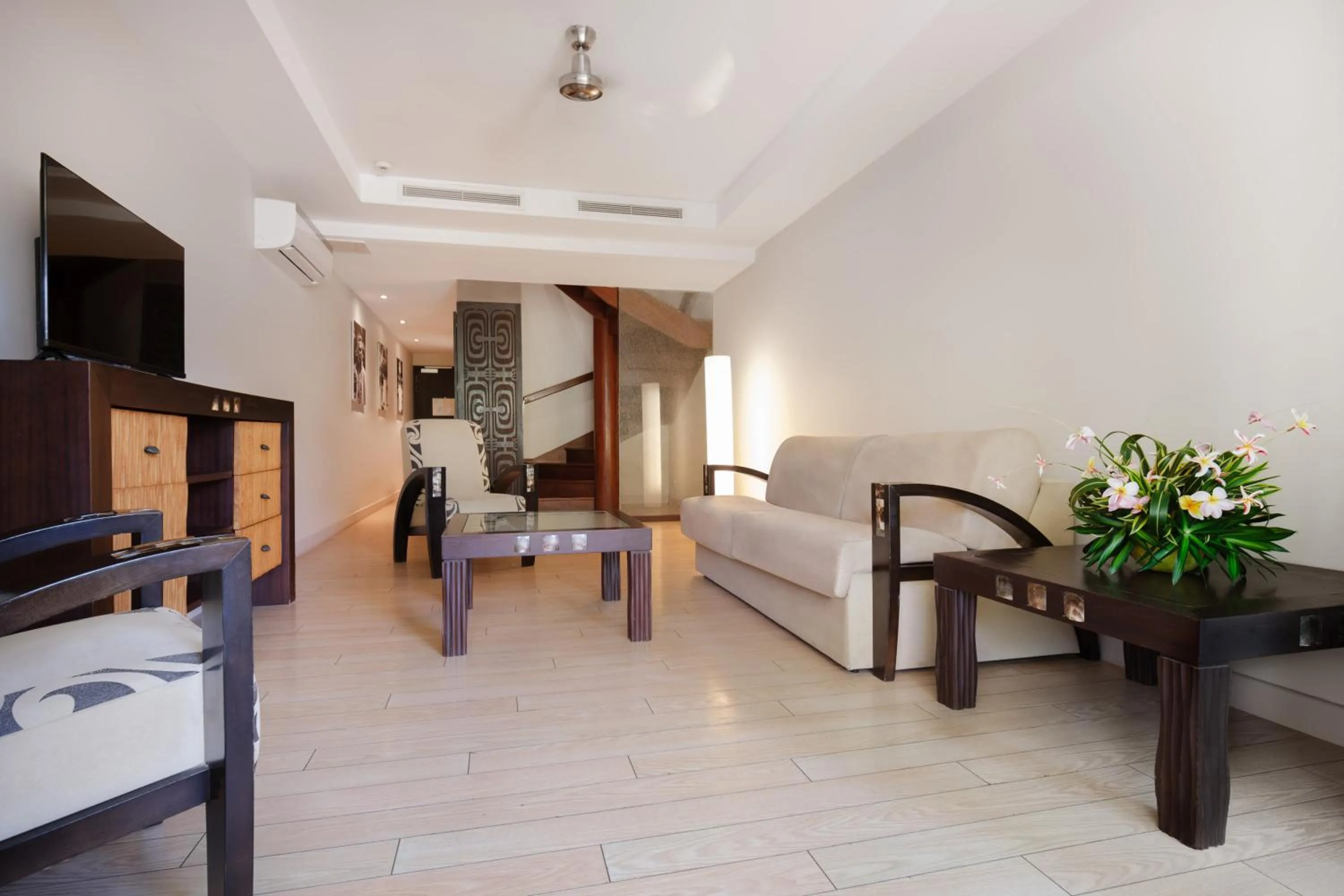 Communal lounge/ TV room in Te Moana Tahiti Resort