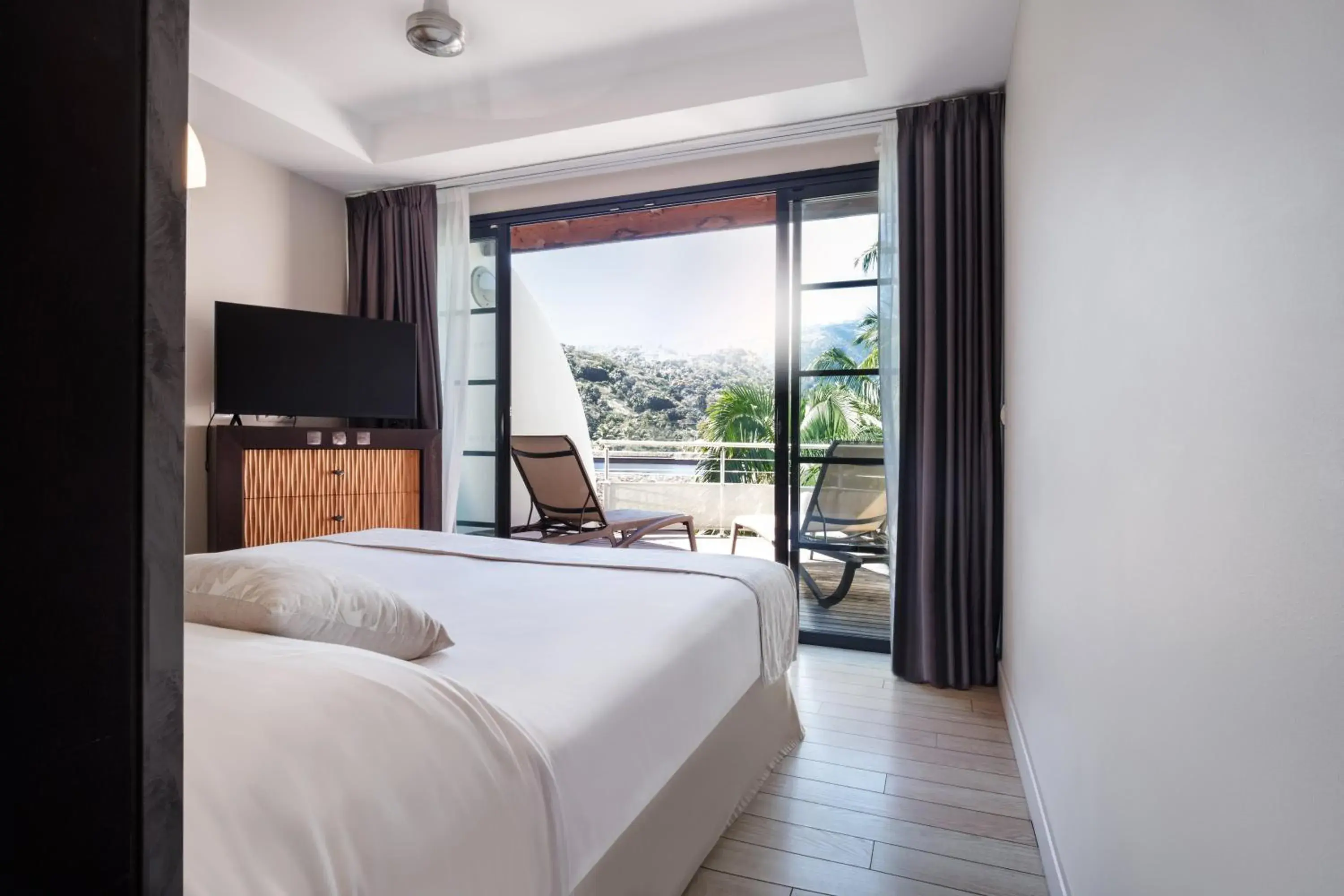 Bed in Te Moana Tahiti Resort Bed in Te Moana Tahiti Resort