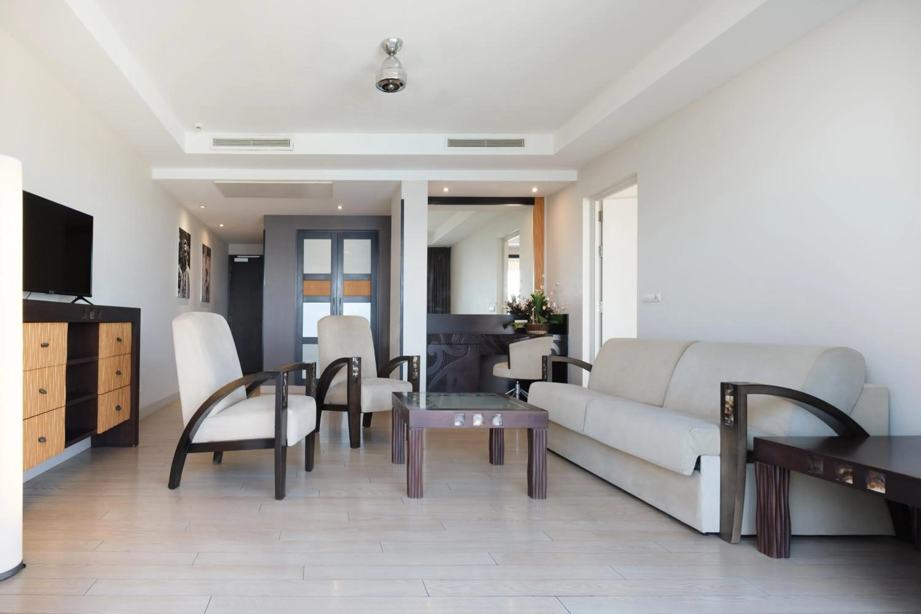 Communal lounge/ TV room in Te Moana Tahiti Resort