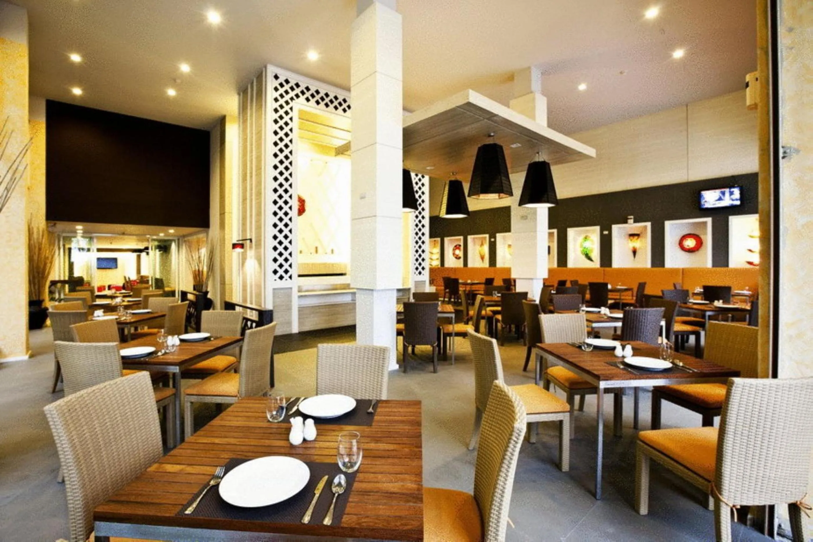 Restaurant/places to eat in FuramaXclusive Sandara Hua Hin at Cha-am Beach