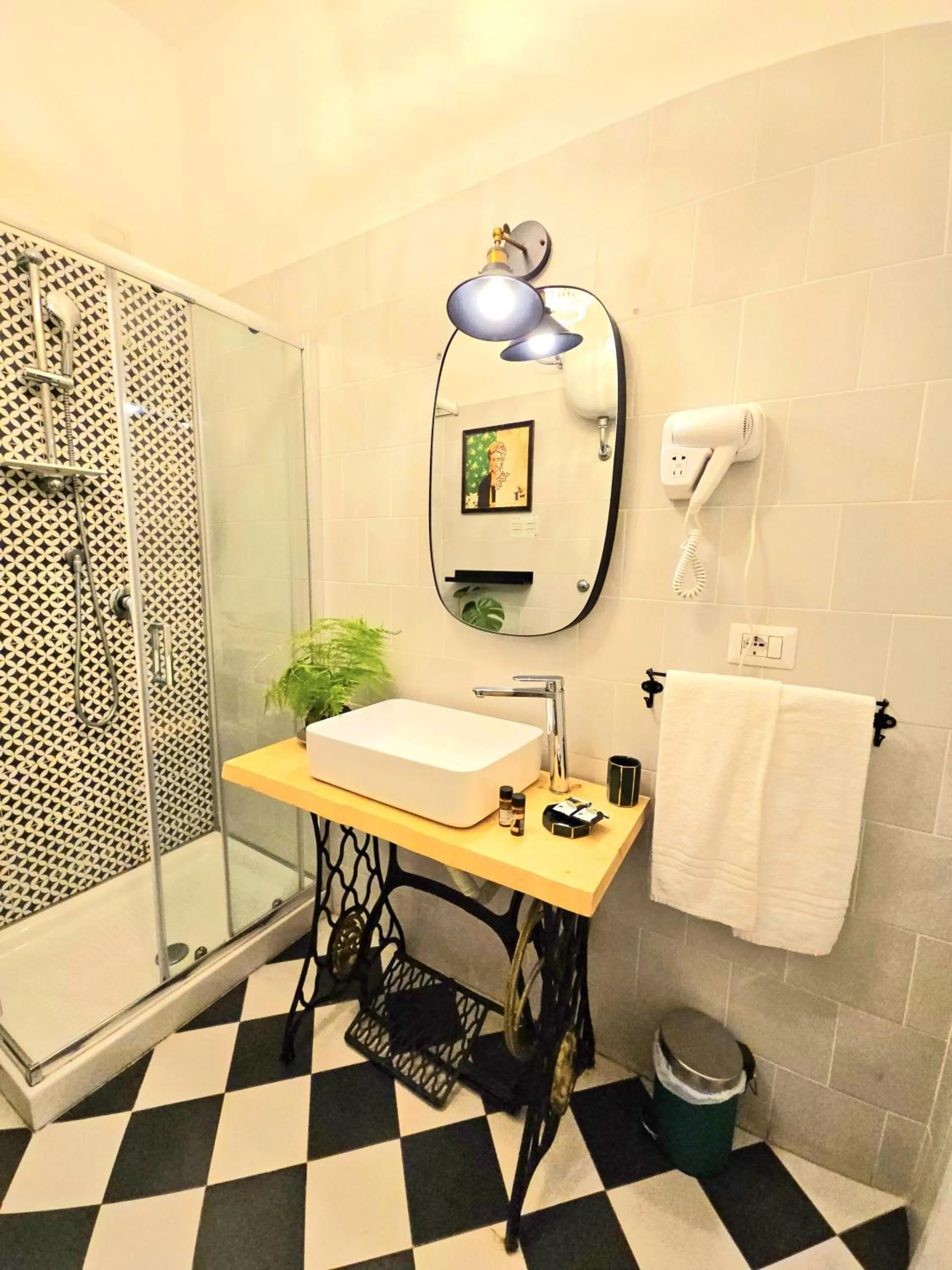 Shower in Daily Napoli - Lungomare