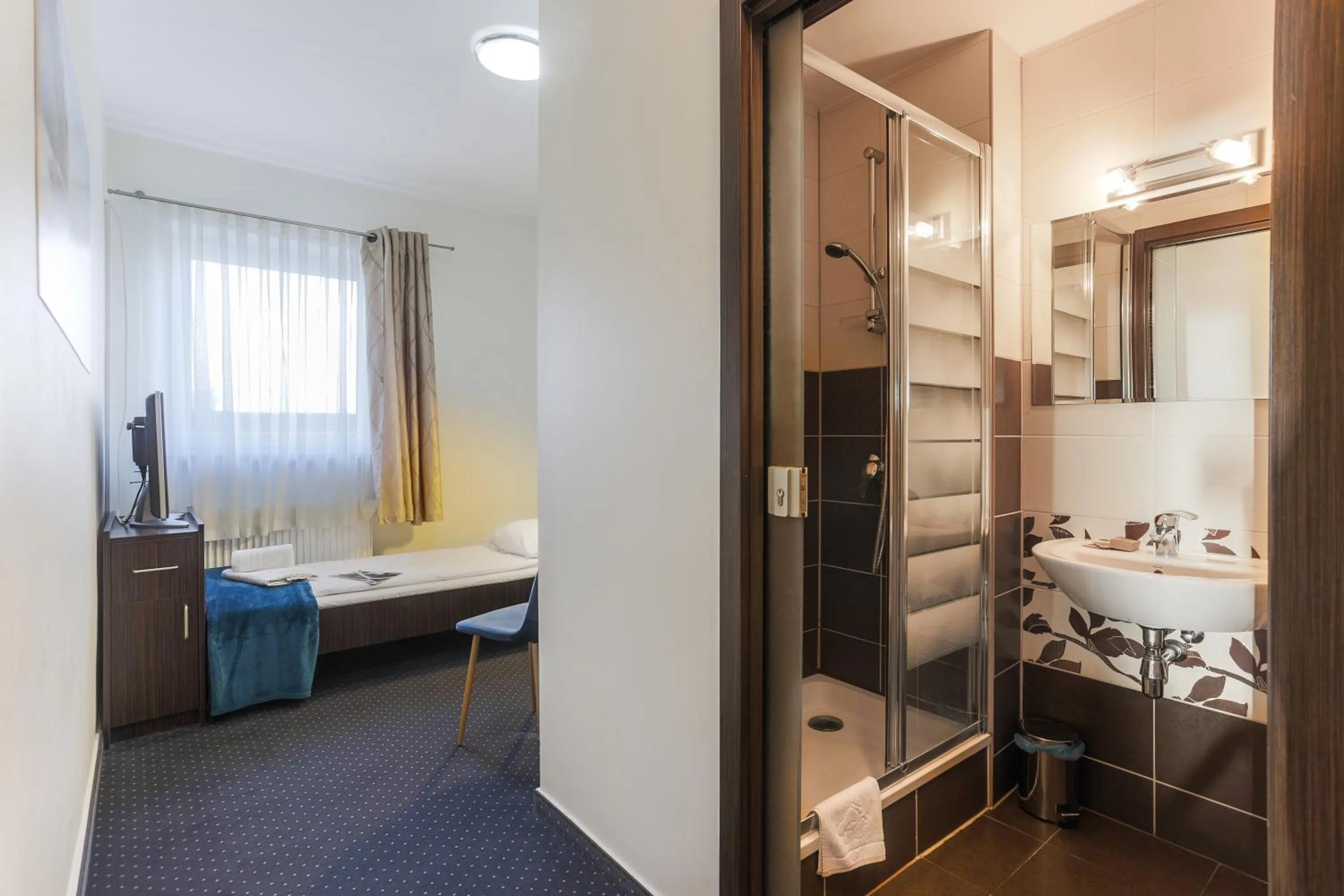 Shower, Bed in Willa Bryza