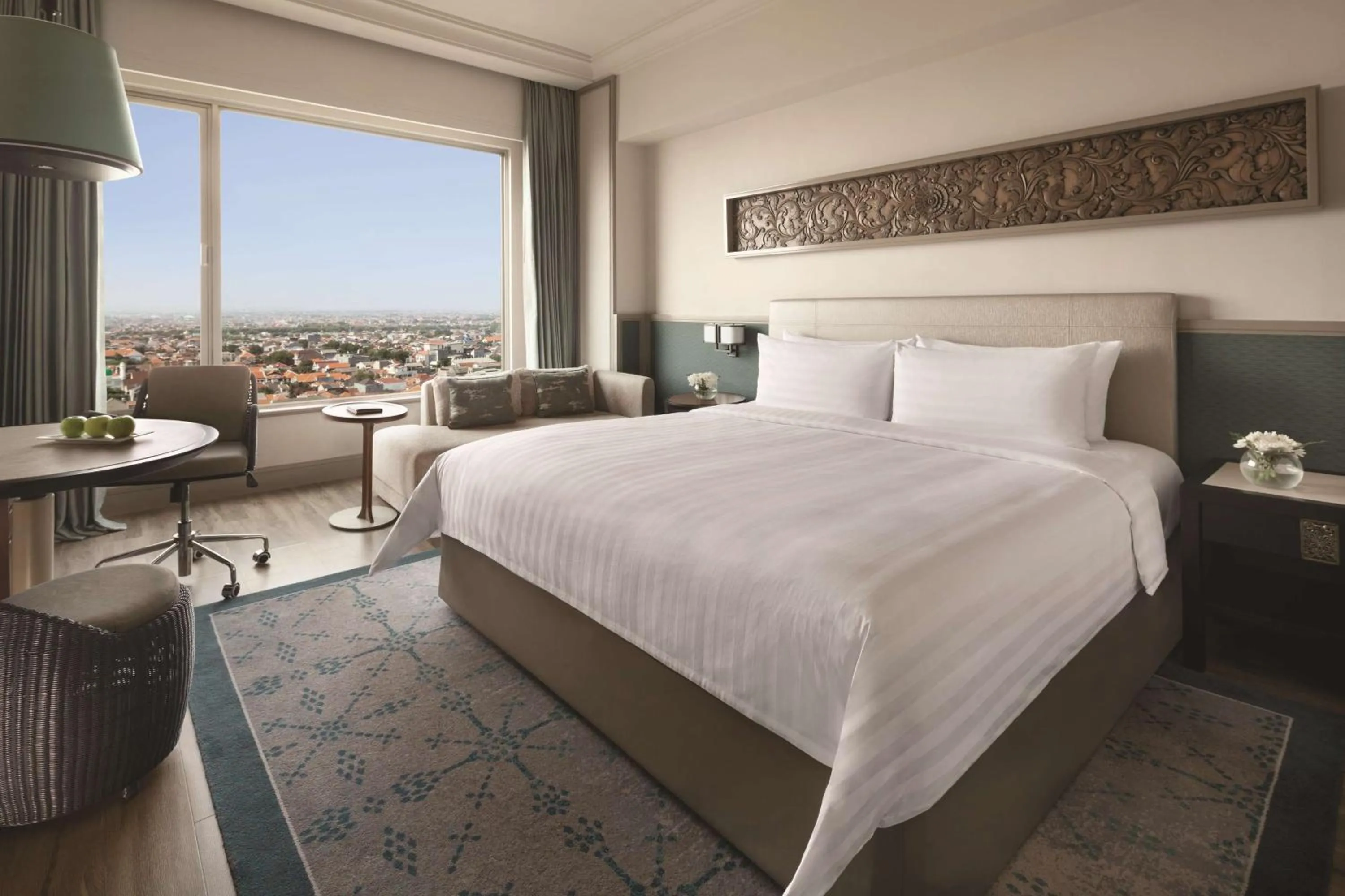 Photo of the whole room, Bed in Shangri-la Surabaya