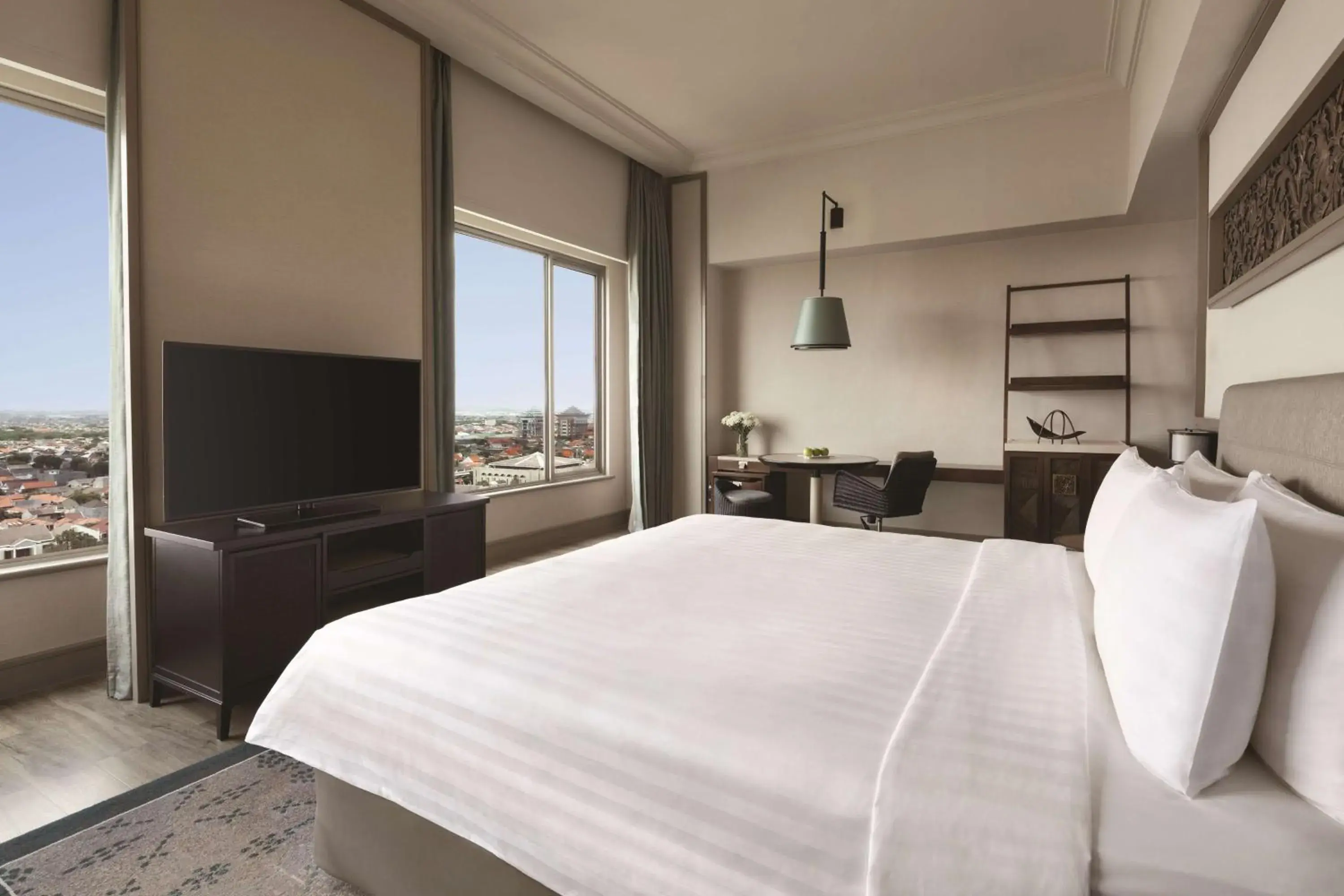 Photo of the whole room, Bed in Shangri-la Surabaya Photo of the whole room, Bed in Shangri-la Surabaya