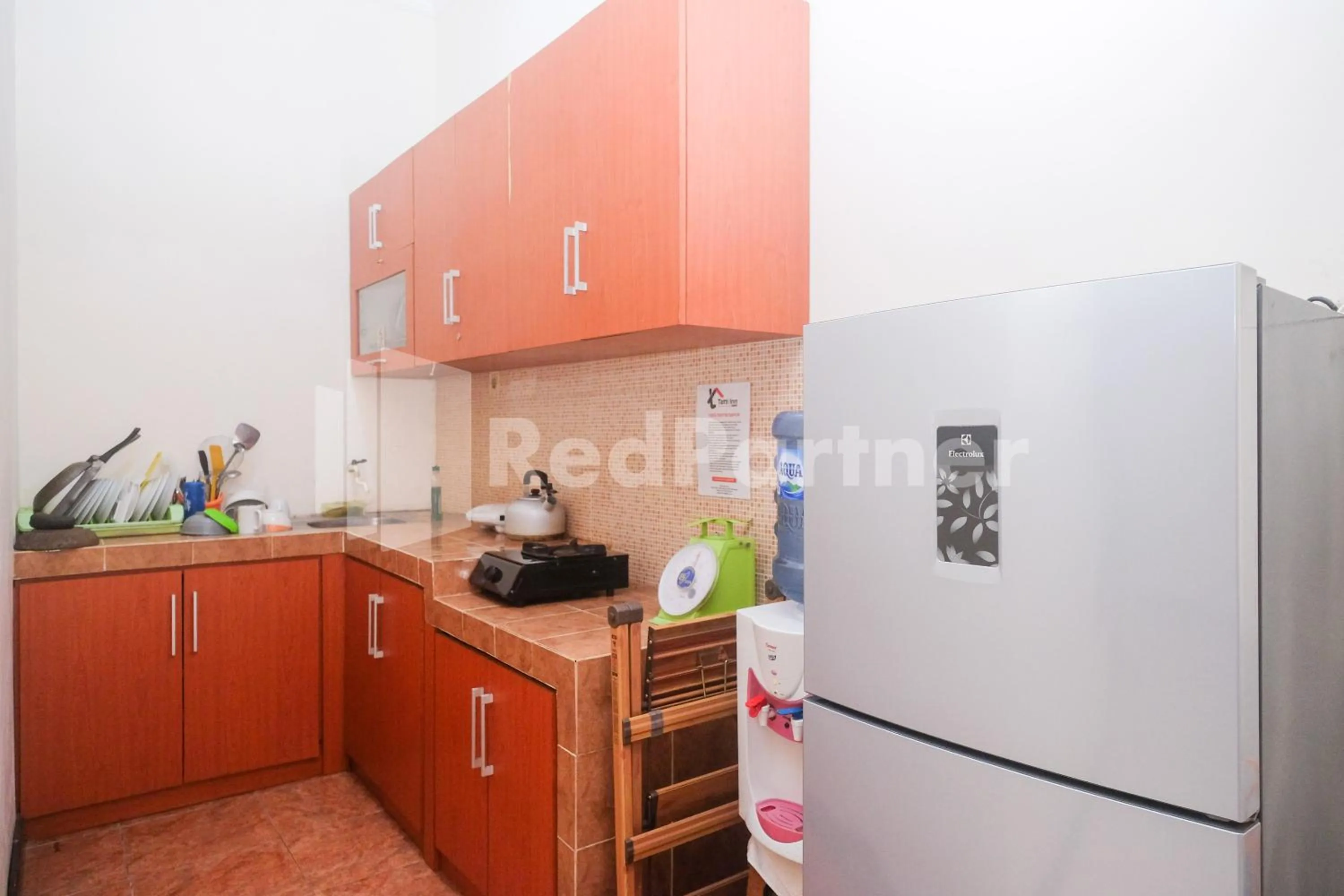 Kitchen or kitchenette in Tatti Inn Syariah Seturan RedPartner