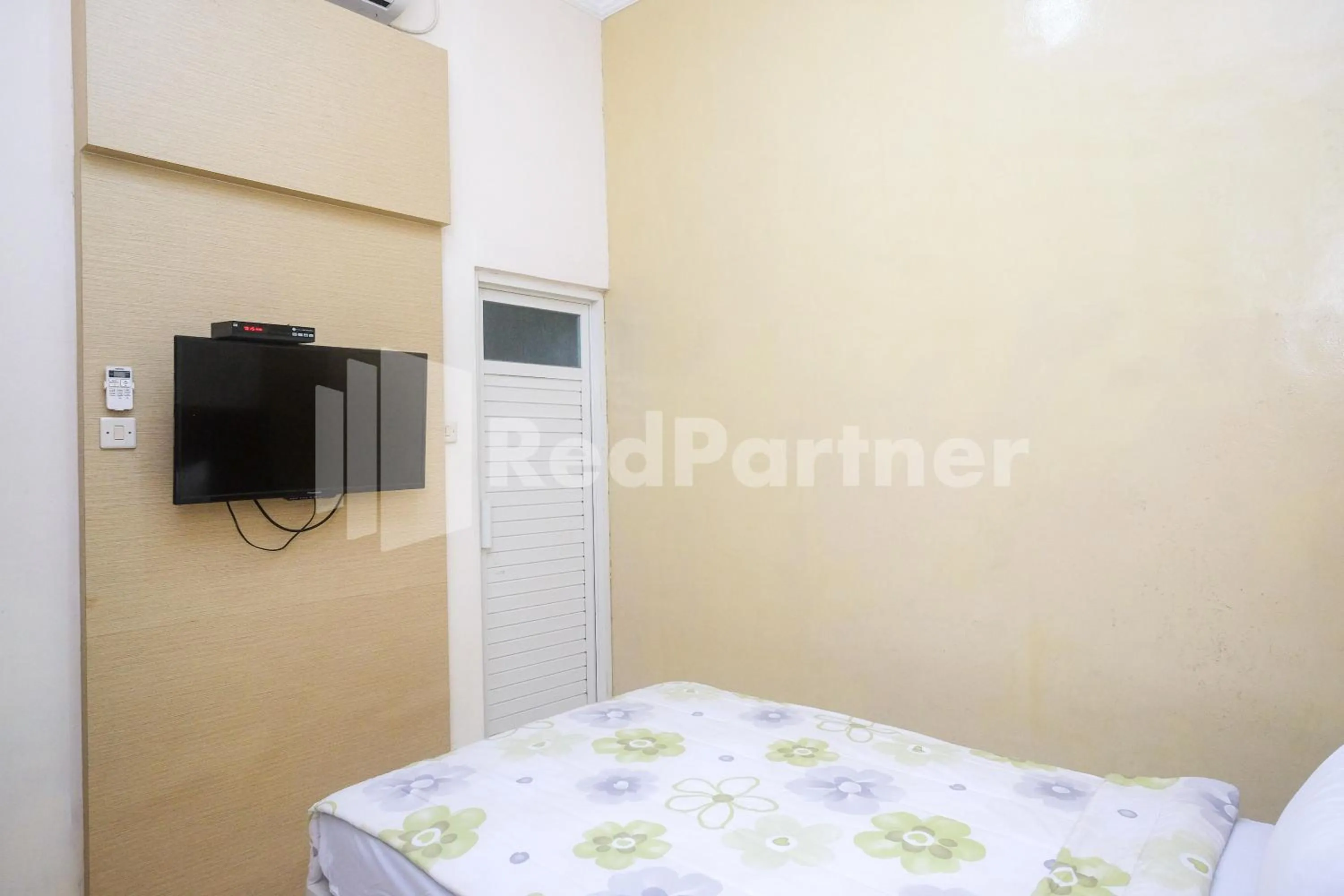 Bedroom, Bed in Tatti Inn Syariah Seturan RedPartner