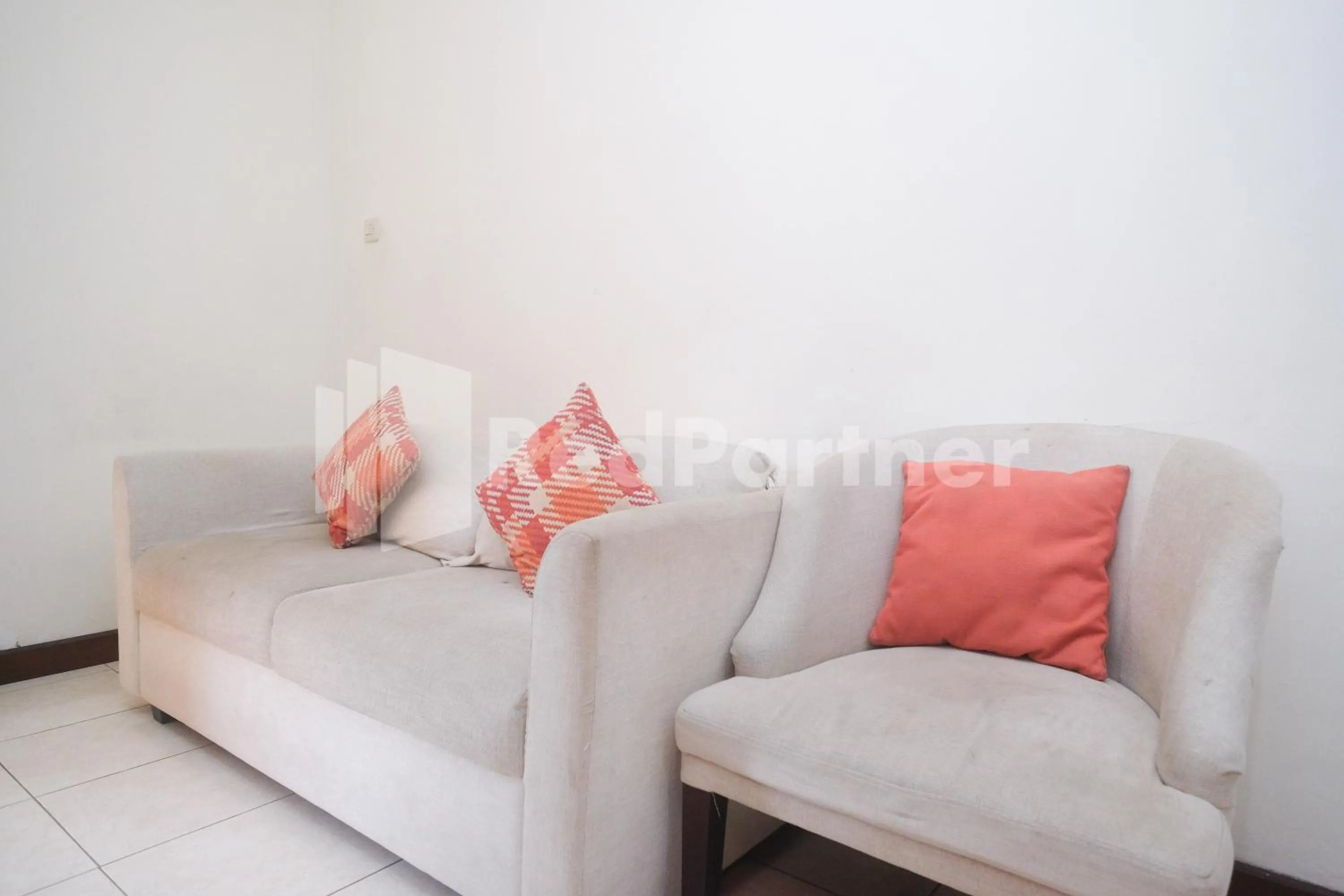 Seating area in Tatti Inn Syariah Seturan RedPartner