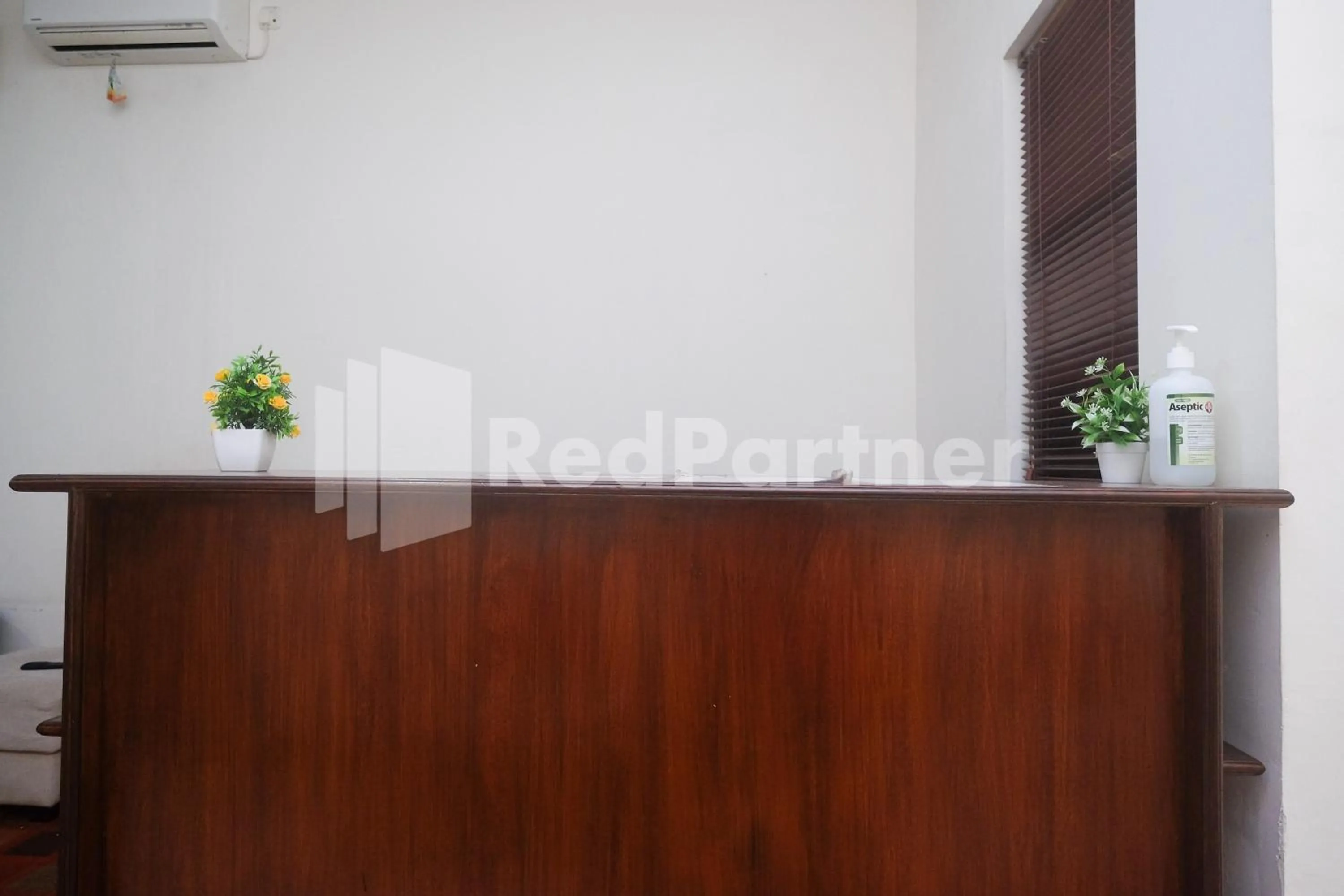 Lobby or reception in Tatti Inn Syariah Seturan RedPartner