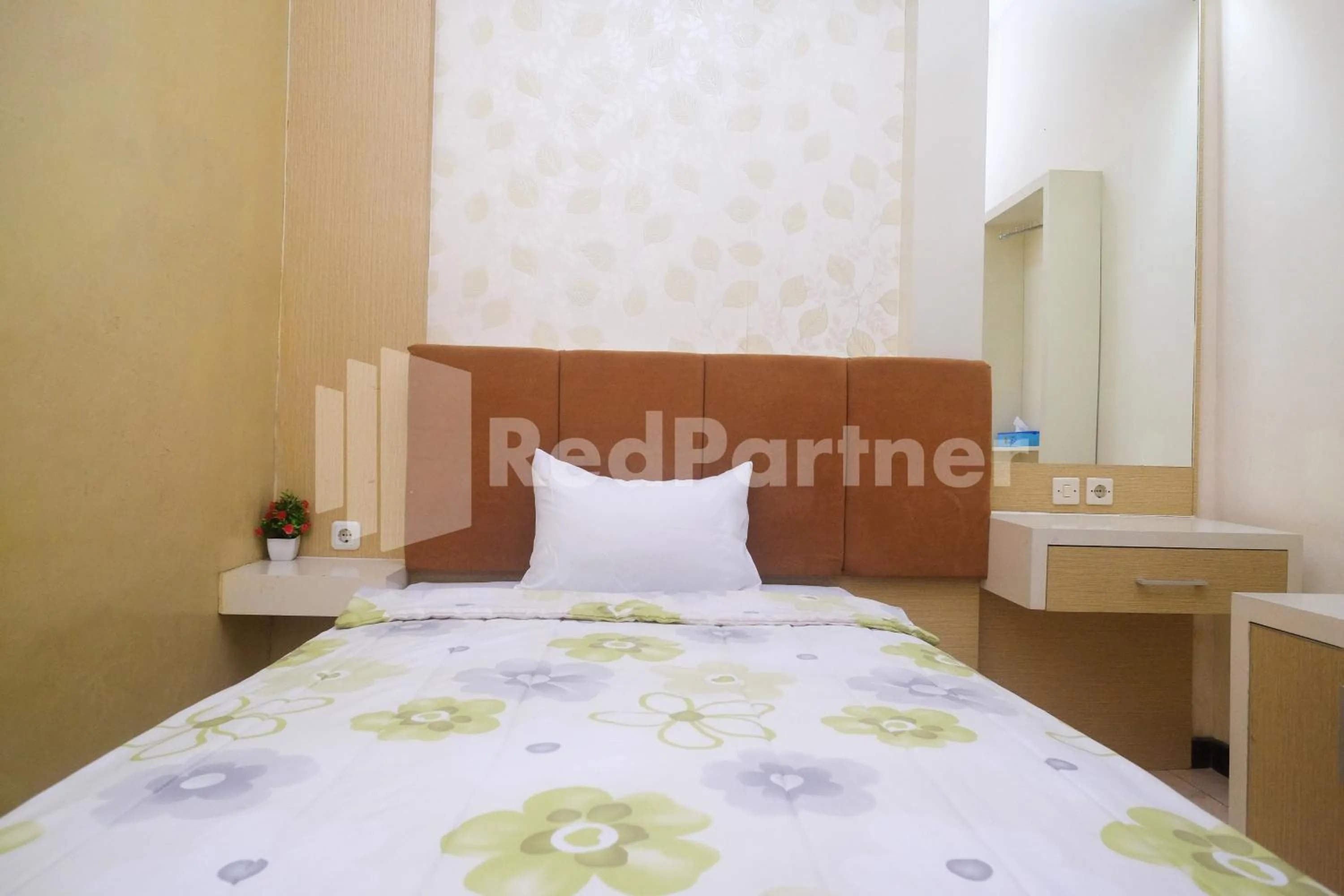 Bedroom, Bed in Tatti Inn Syariah Seturan RedPartner