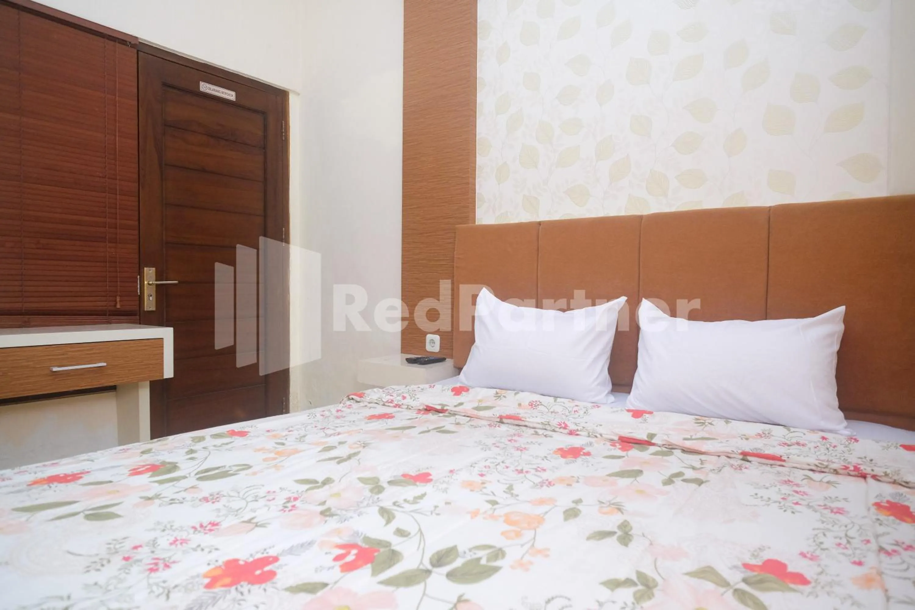 Bedroom, Bed in Tatti Inn Syariah Seturan RedPartner