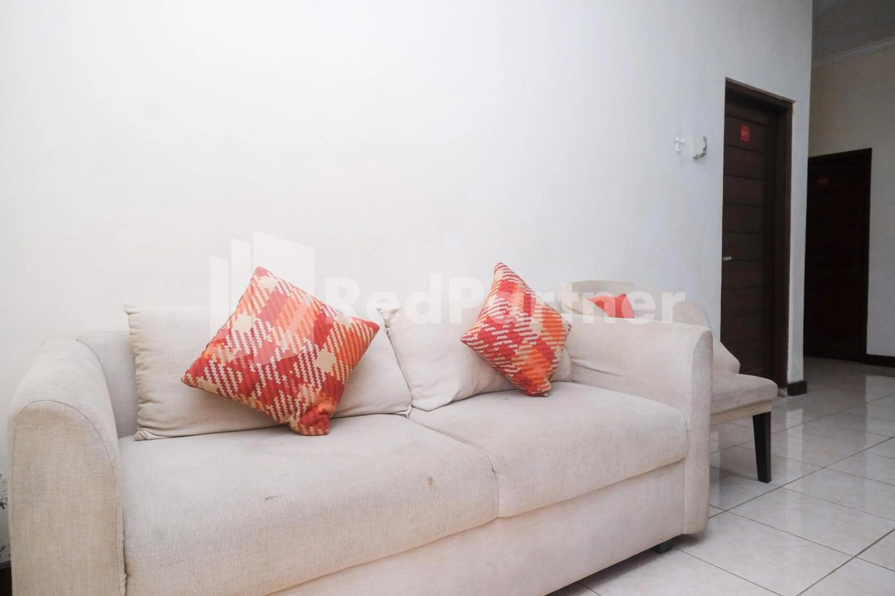 Seating area in Tatti Inn Syariah Seturan RedPartner