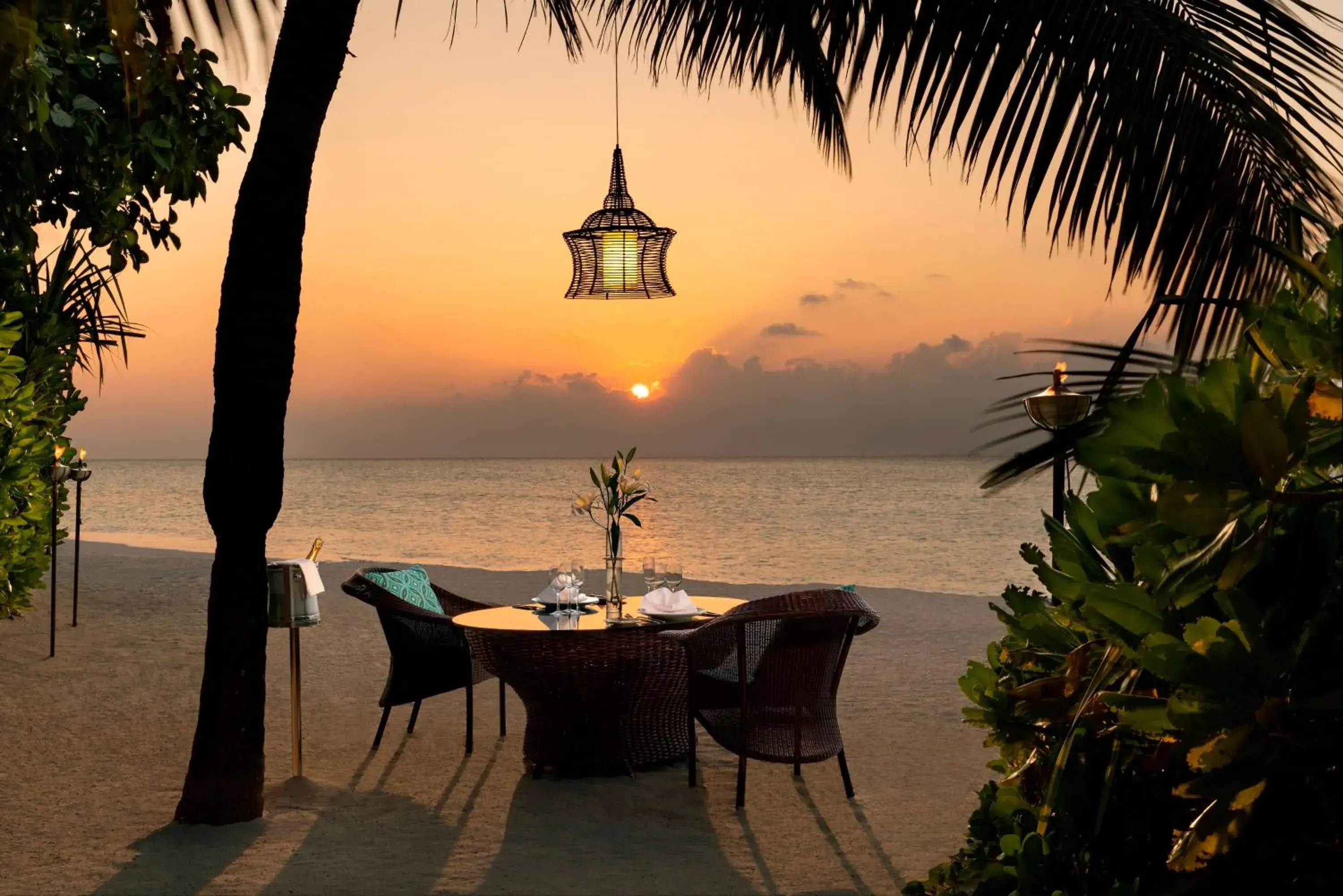 Restaurant/places to eat in Anantara Dhigu Maldives Resort Restaurant/places to eat in Anantara Dhigu Maldives Resort