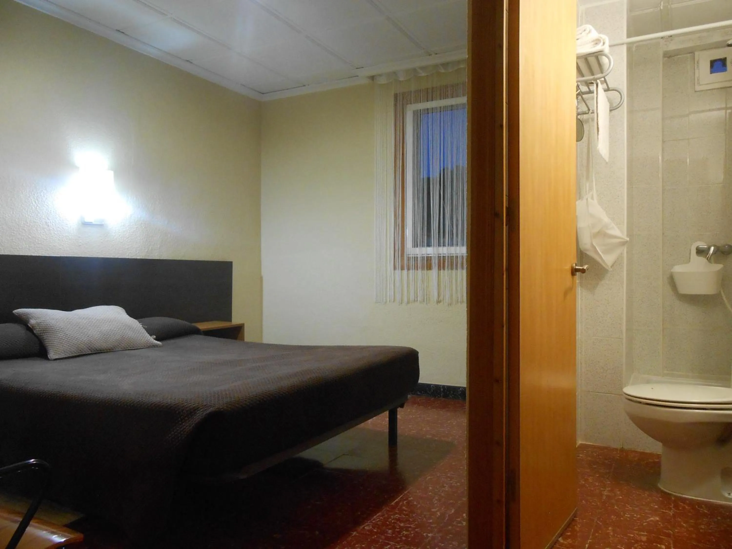 Toilet, Bed in Hostal El Callejón