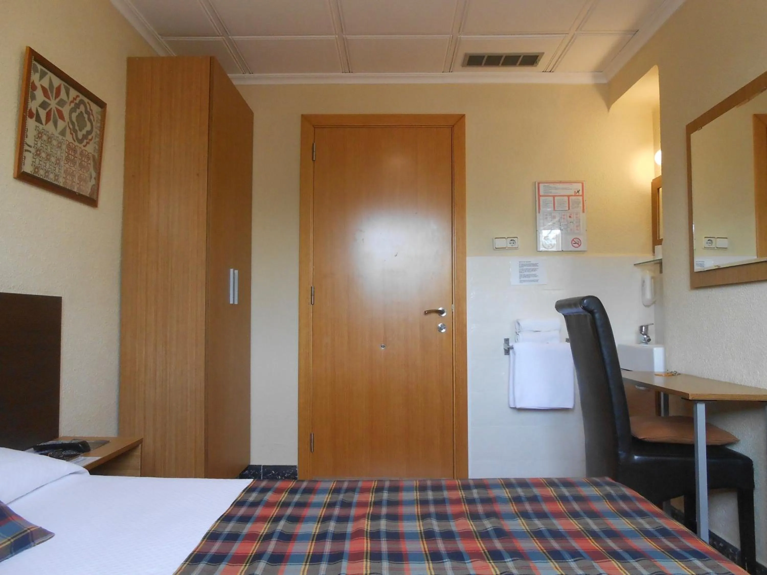 Photo of the whole room, Bed in Hostal El Callejón