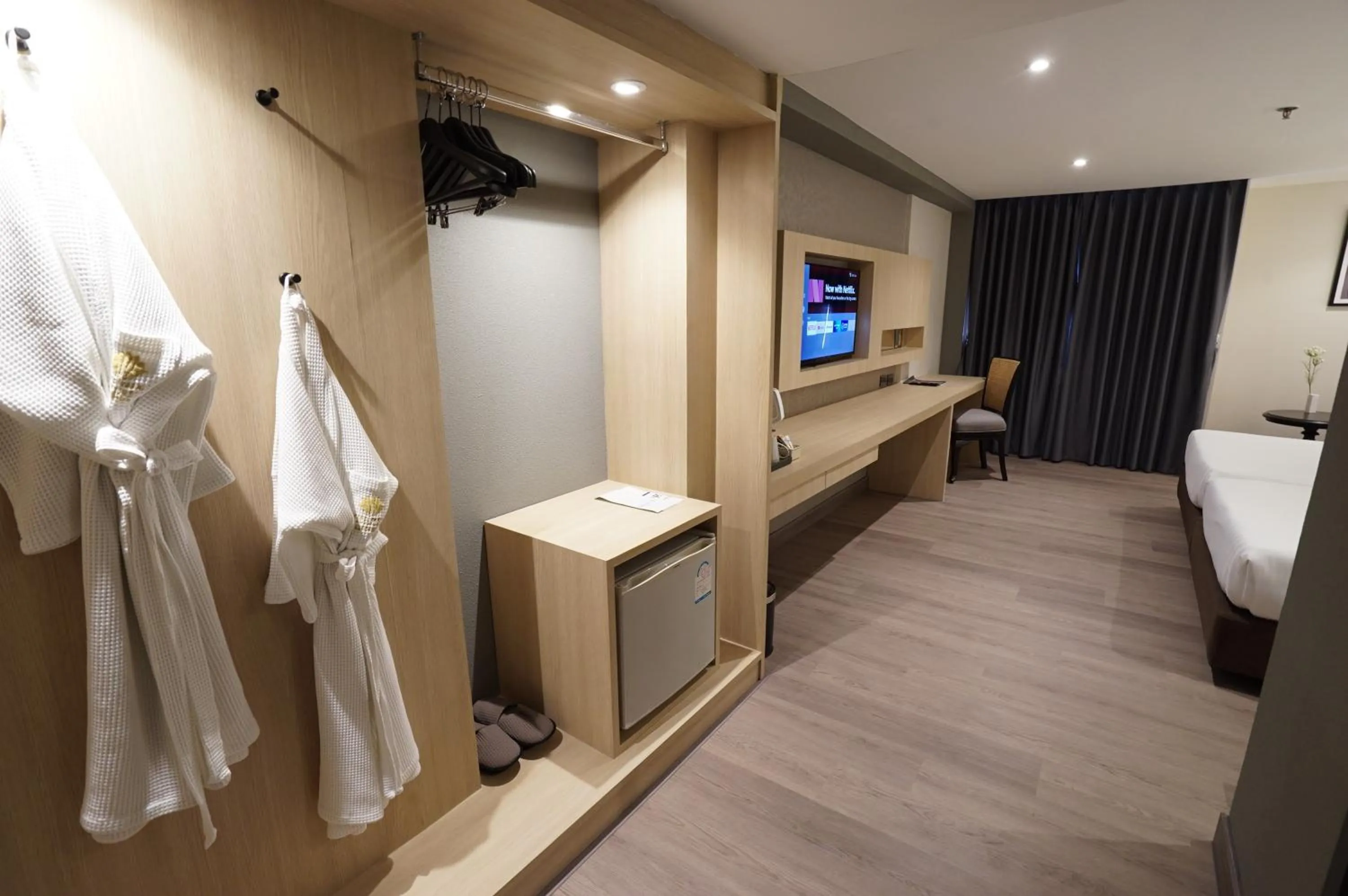 wardrobe, Bed in King Park Avenue Hotel Bangkok