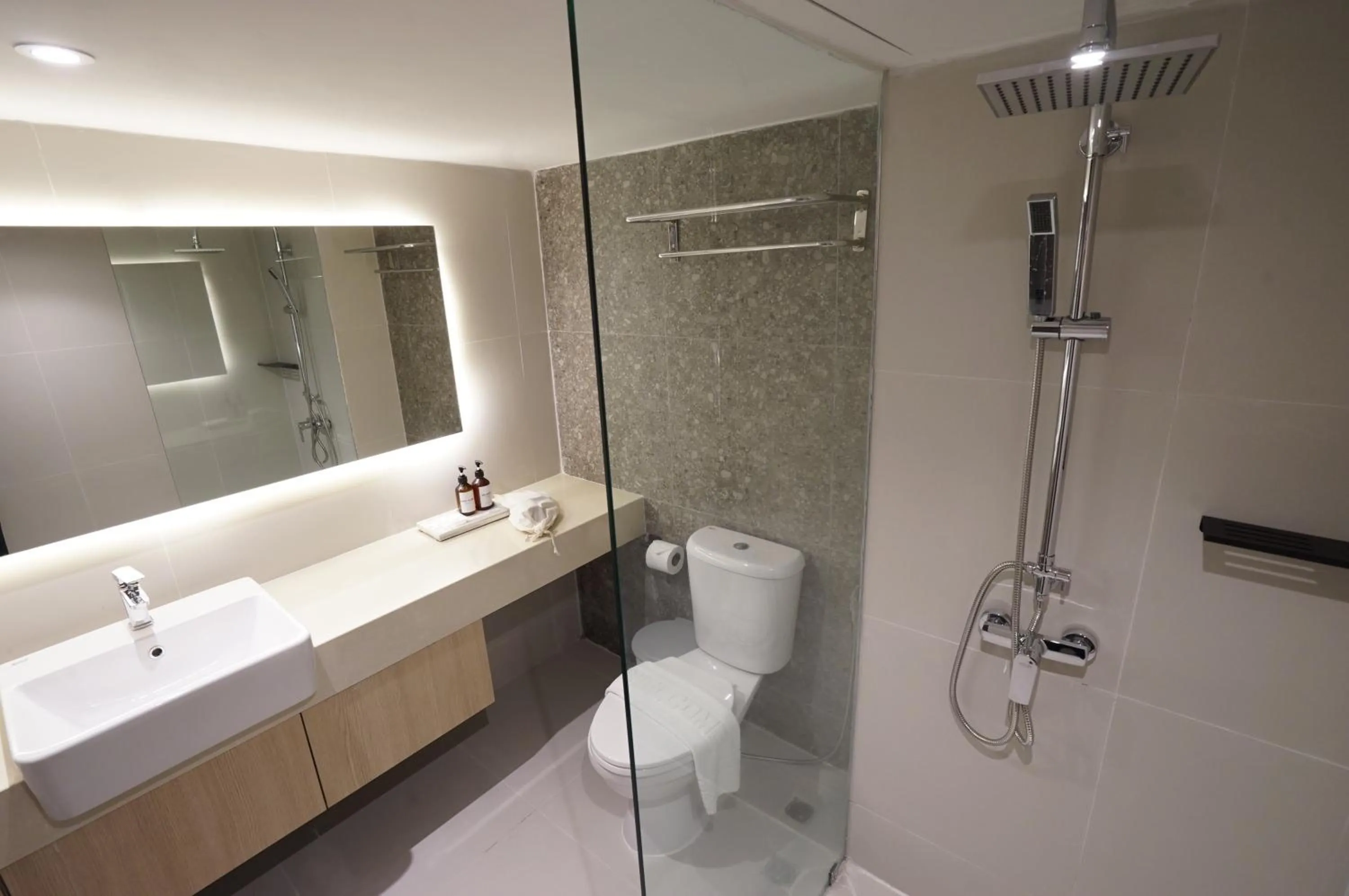 Shower in King Park Avenue Hotel Bangkok