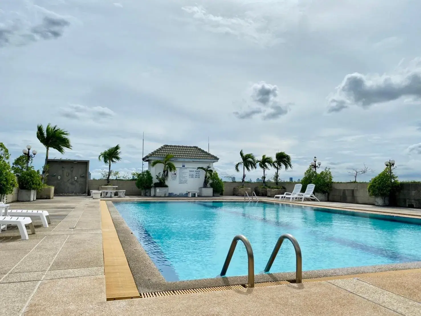 Property building in King Park Avenue Hotel Bangkok Property building in King Park Avenue Hotel Bangkok