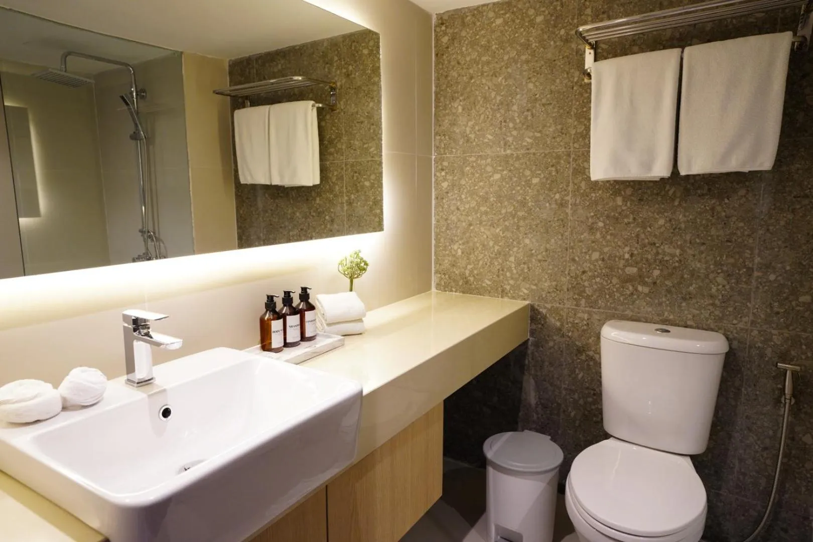 Toilet in King Park Avenue Hotel Bangkok